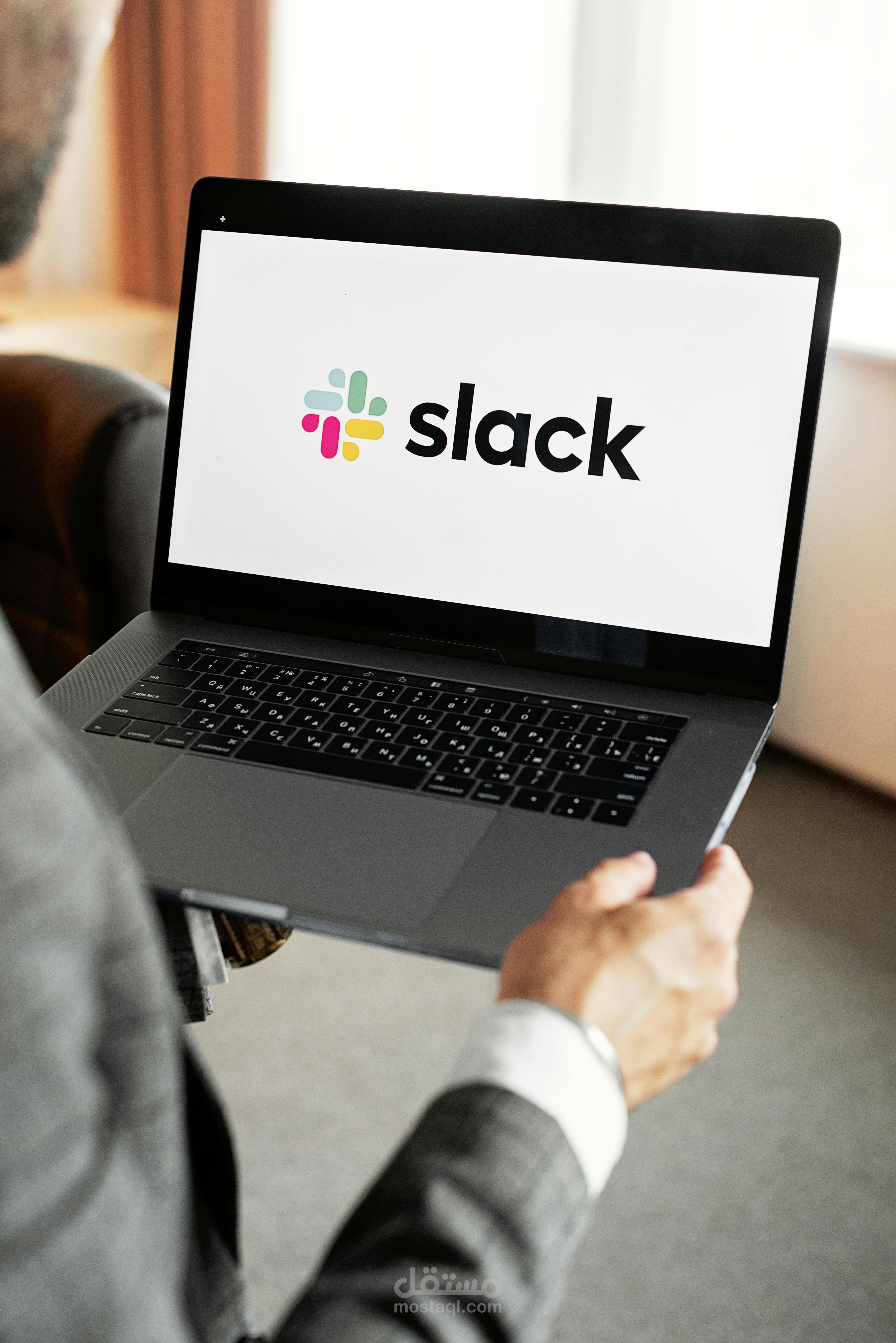 استعمال Slack فالتواصل المهني