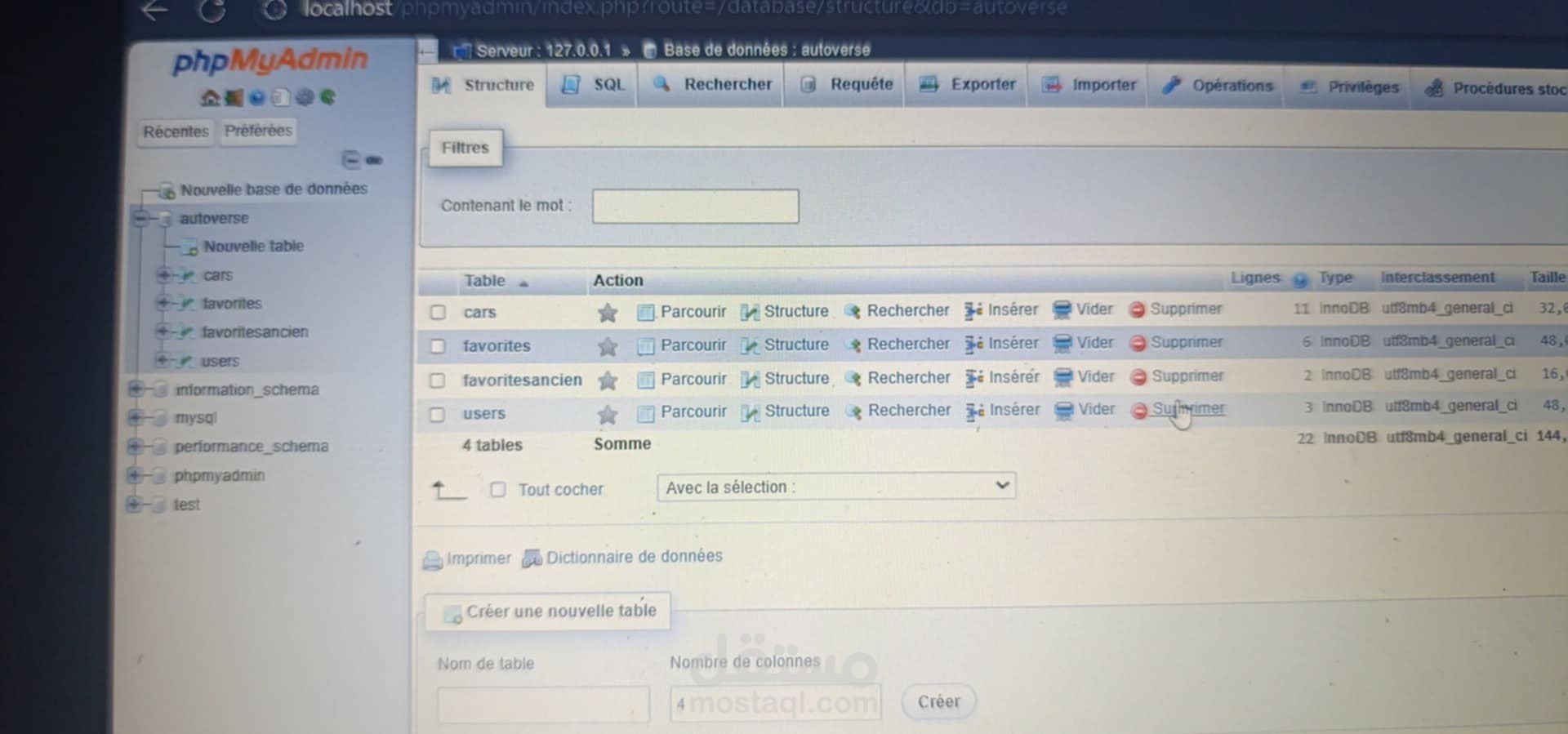 تطبيق ويب بسيط فيه صفحة تسجيل دخول وتسجيل حساب جديد، مربوط بقاعدة بيانات MySQL. الهدف متاعو يوري مهارتك في الـ Authentication (تسجيل الدخول/الخروج).