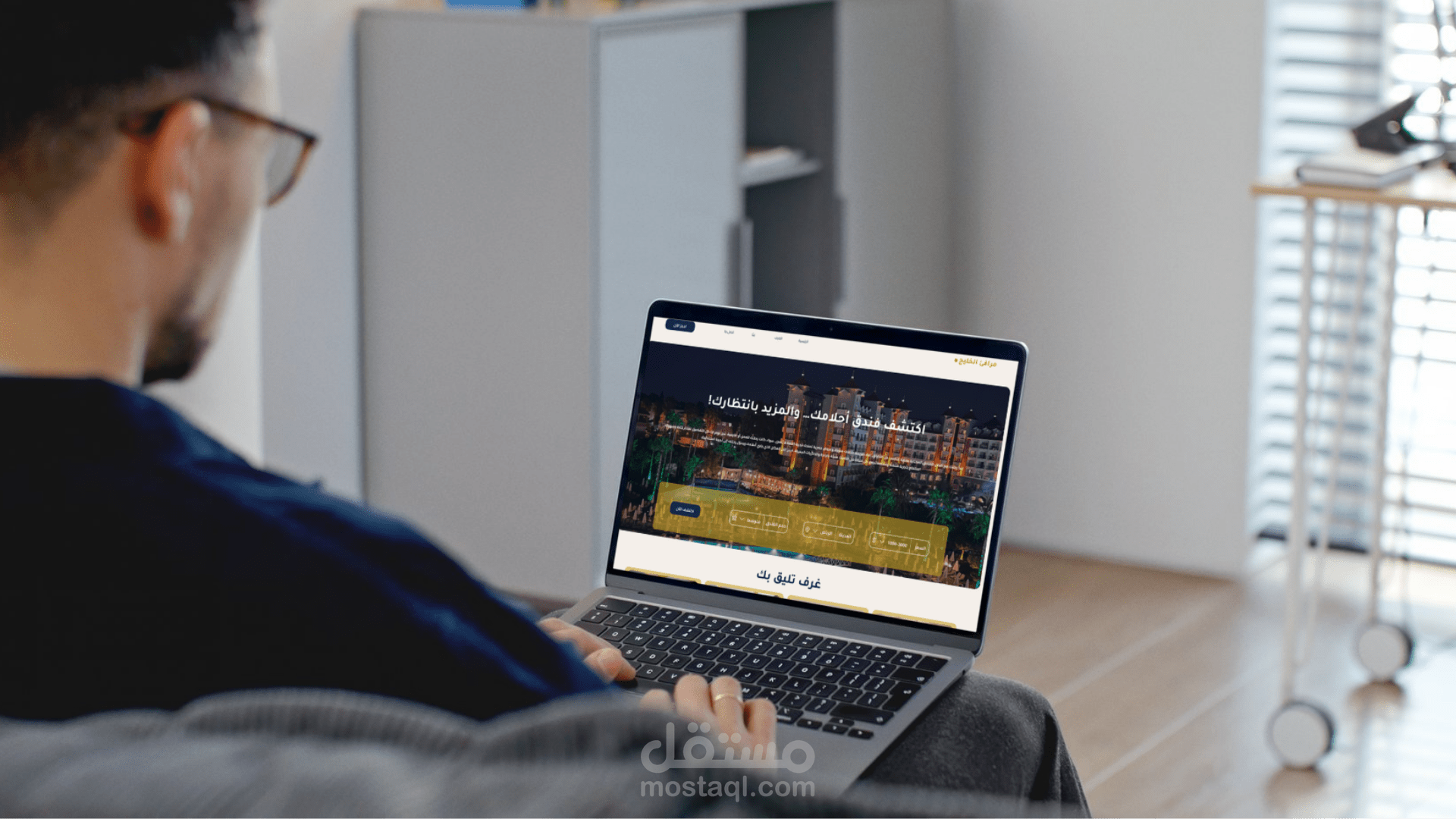 تصميم واجهة موقع حجوزات فنادق – UI باللغة العربية (RTL)