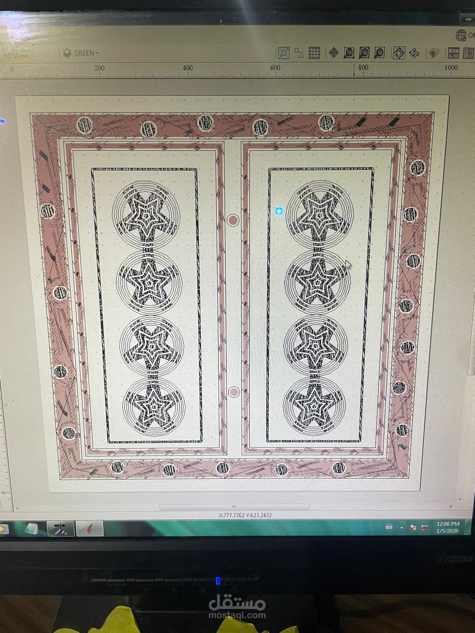 نافذة مزخرفة بدقة عالية