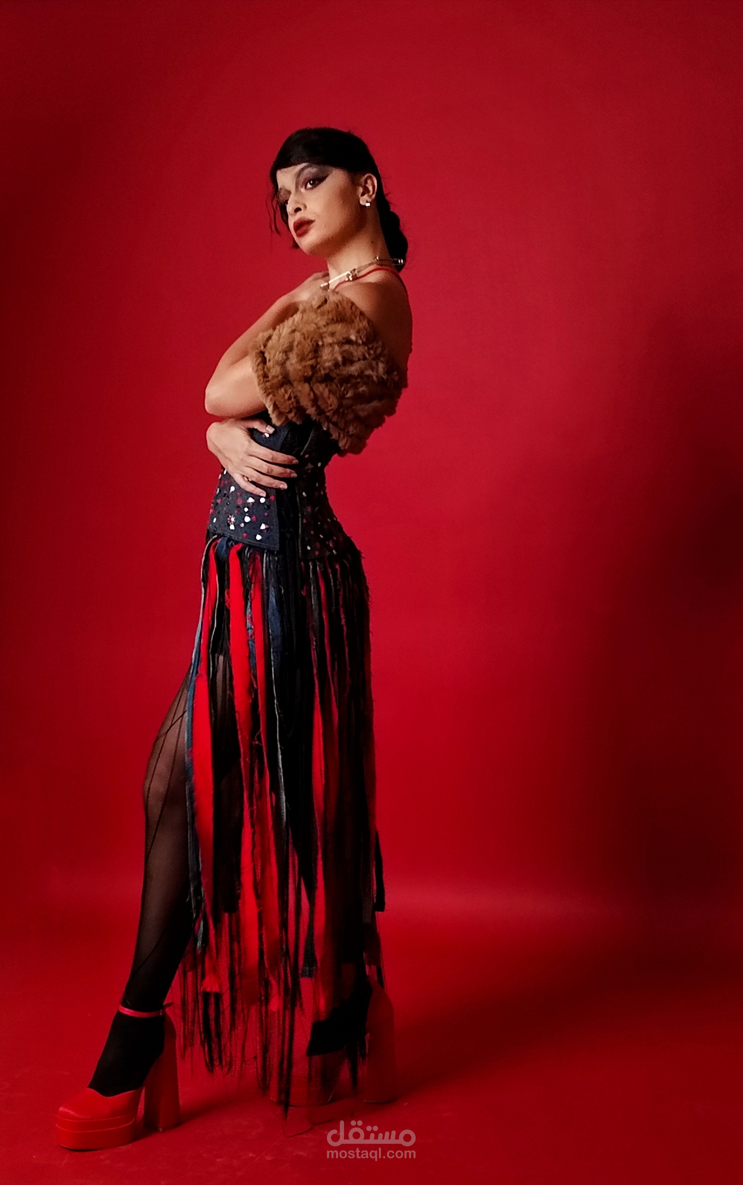 ستايلست ومصففة شعر ومصورة