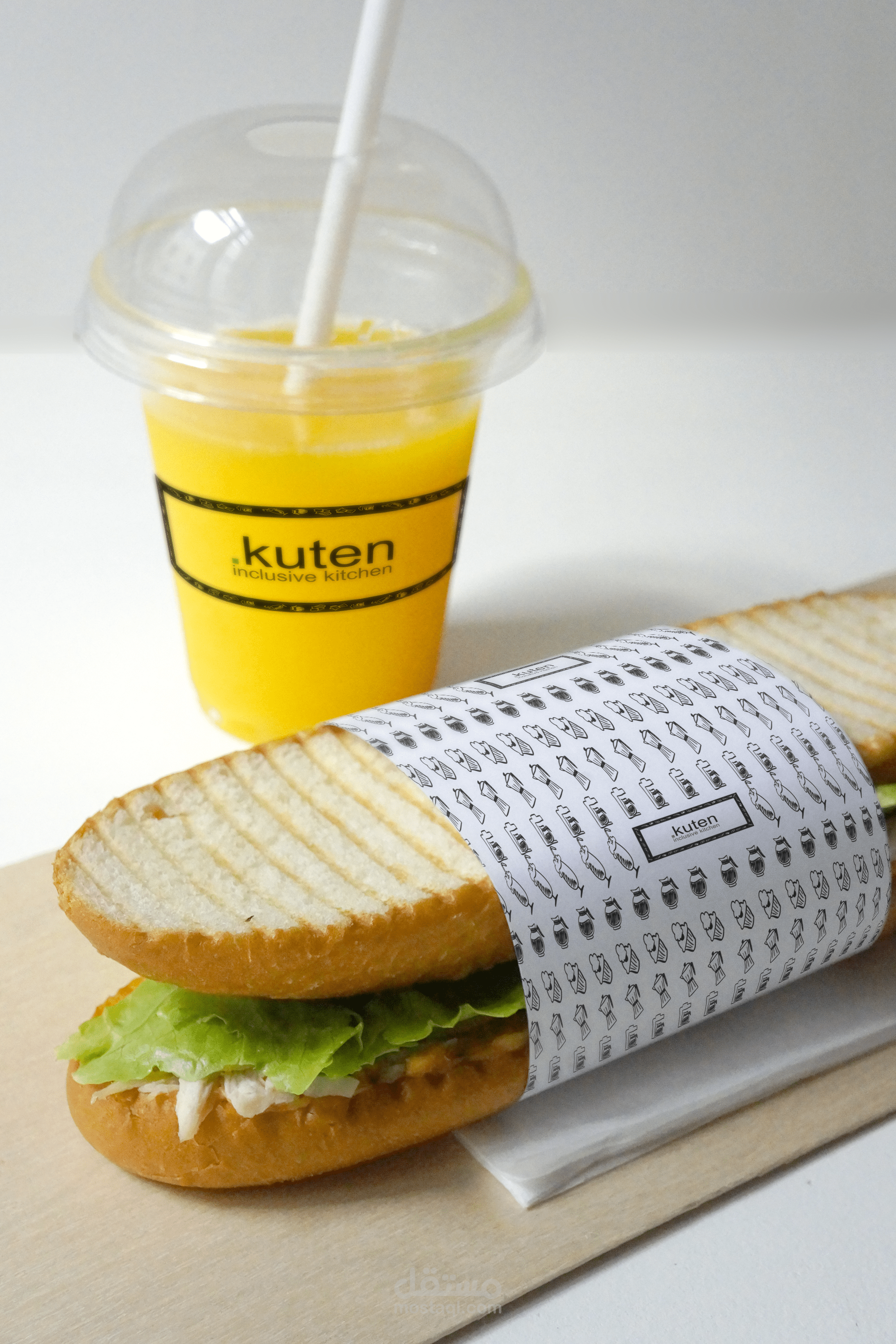 كاسة عصير واللفافات الورقية