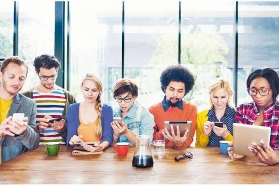 أثر وسائل التواصل الإجتماعي على العلاقات الإنسانية