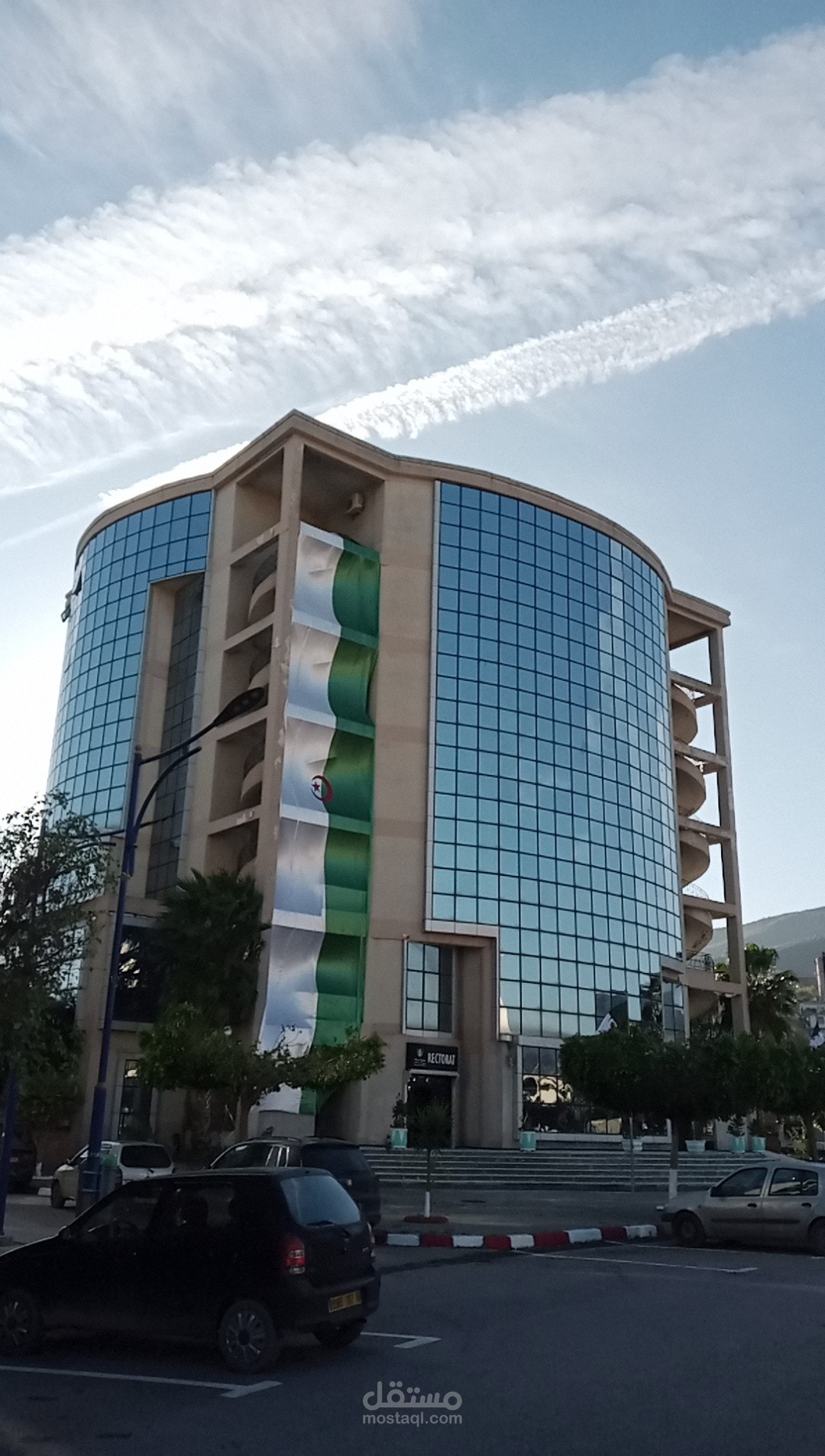 تصميم واجهة مودرن لمبنى إداري