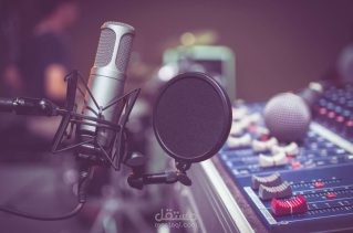 معلقة صوتية   voice over