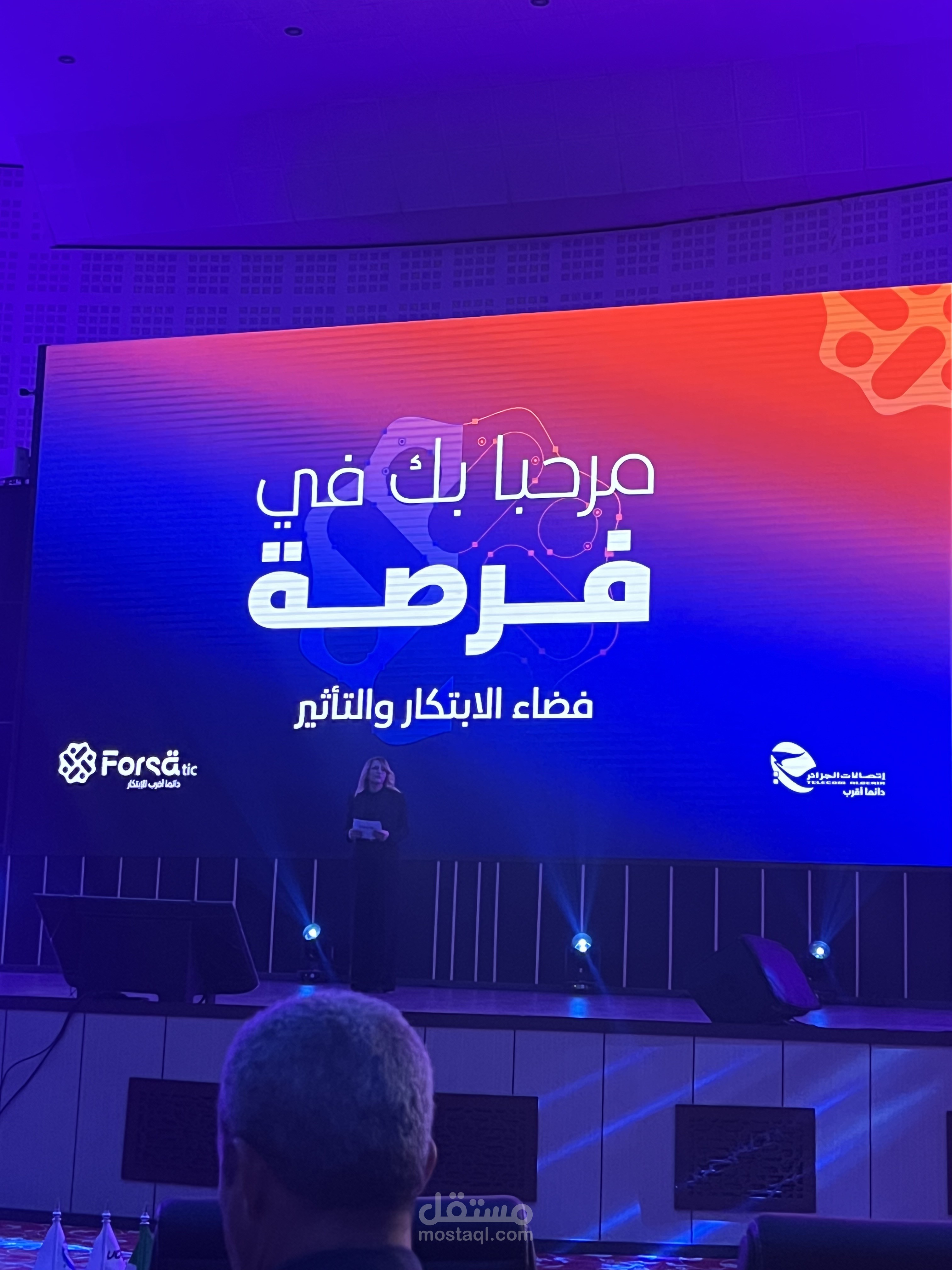 تطوير نظام ذكاء اصطناعي (AI) لتصنيف وتحليل بيانات العملاء آلياً