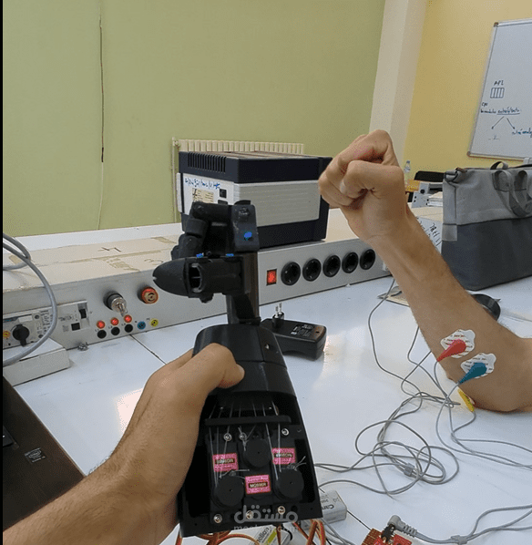 تصميم وتنفيذ ذراع روبوتية ذكية (Smart Bionic Arm Prototype)