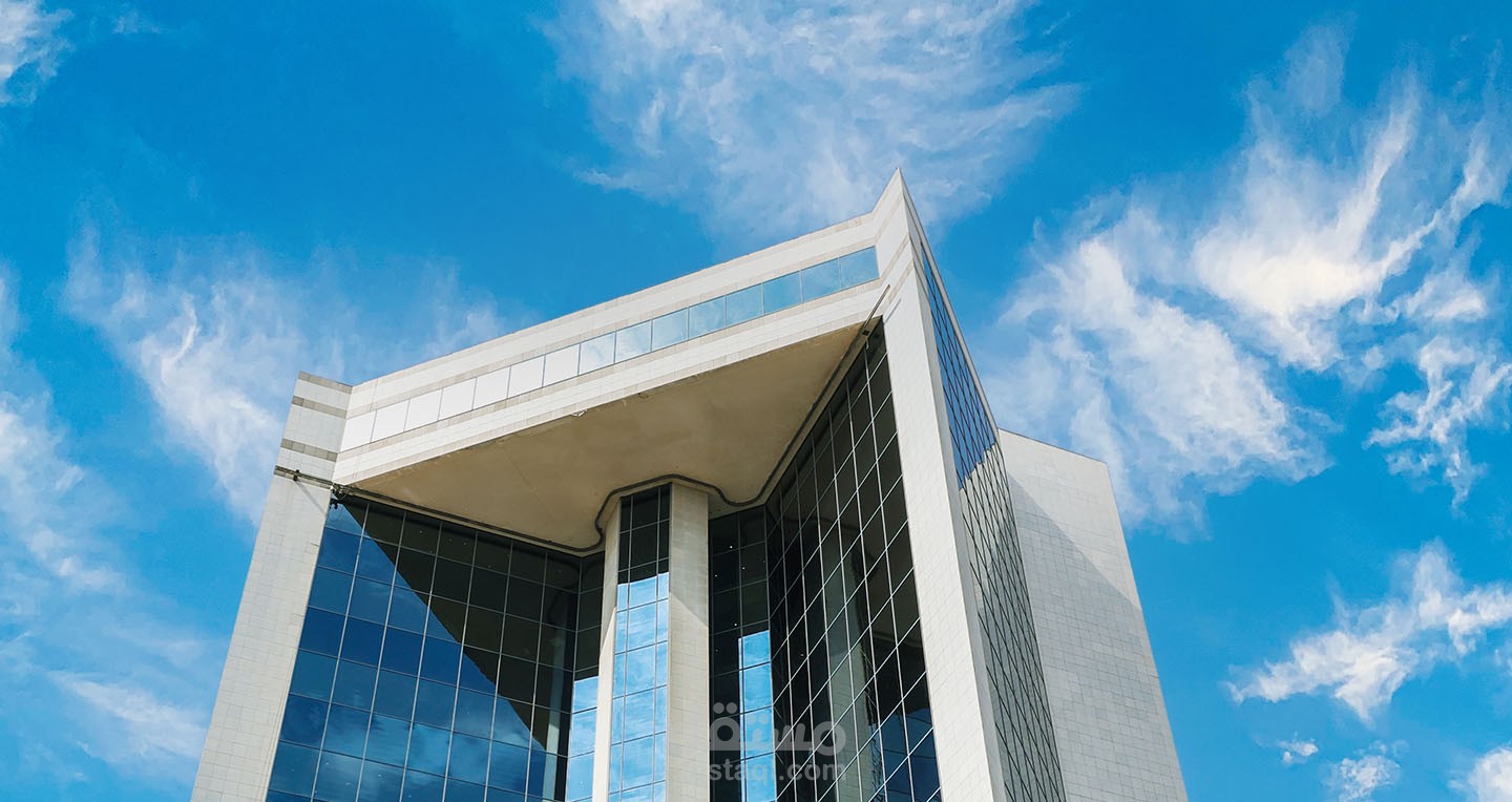 دراسة مشروع المواقف العامة في مبني غرفة جدة للعمل علية