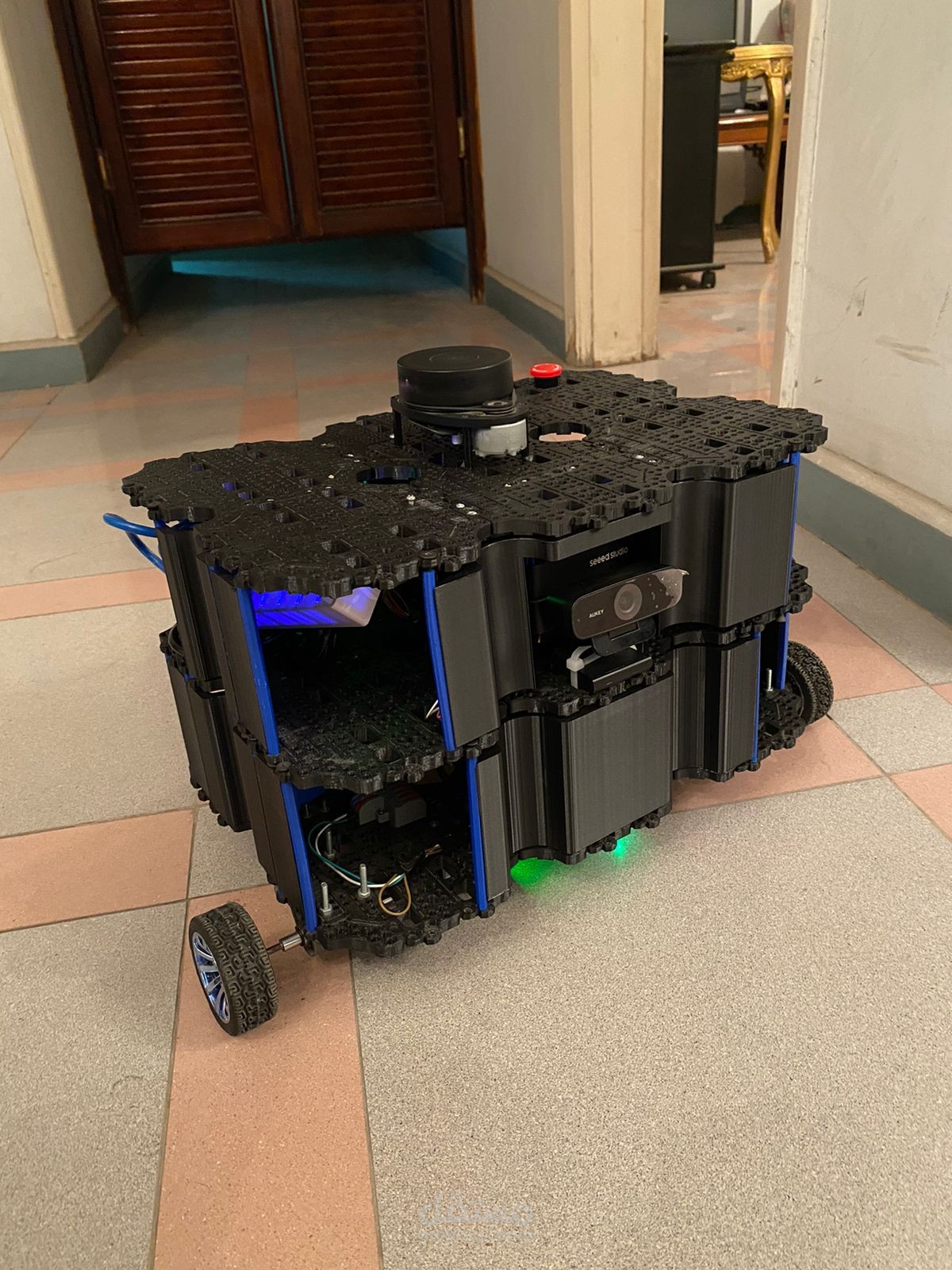 روبوت جوّال ذاتي للمراقبة