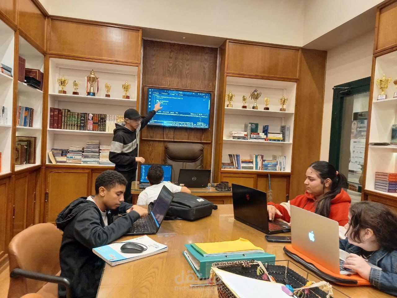 مدرس برمجة– Futuristic Organization