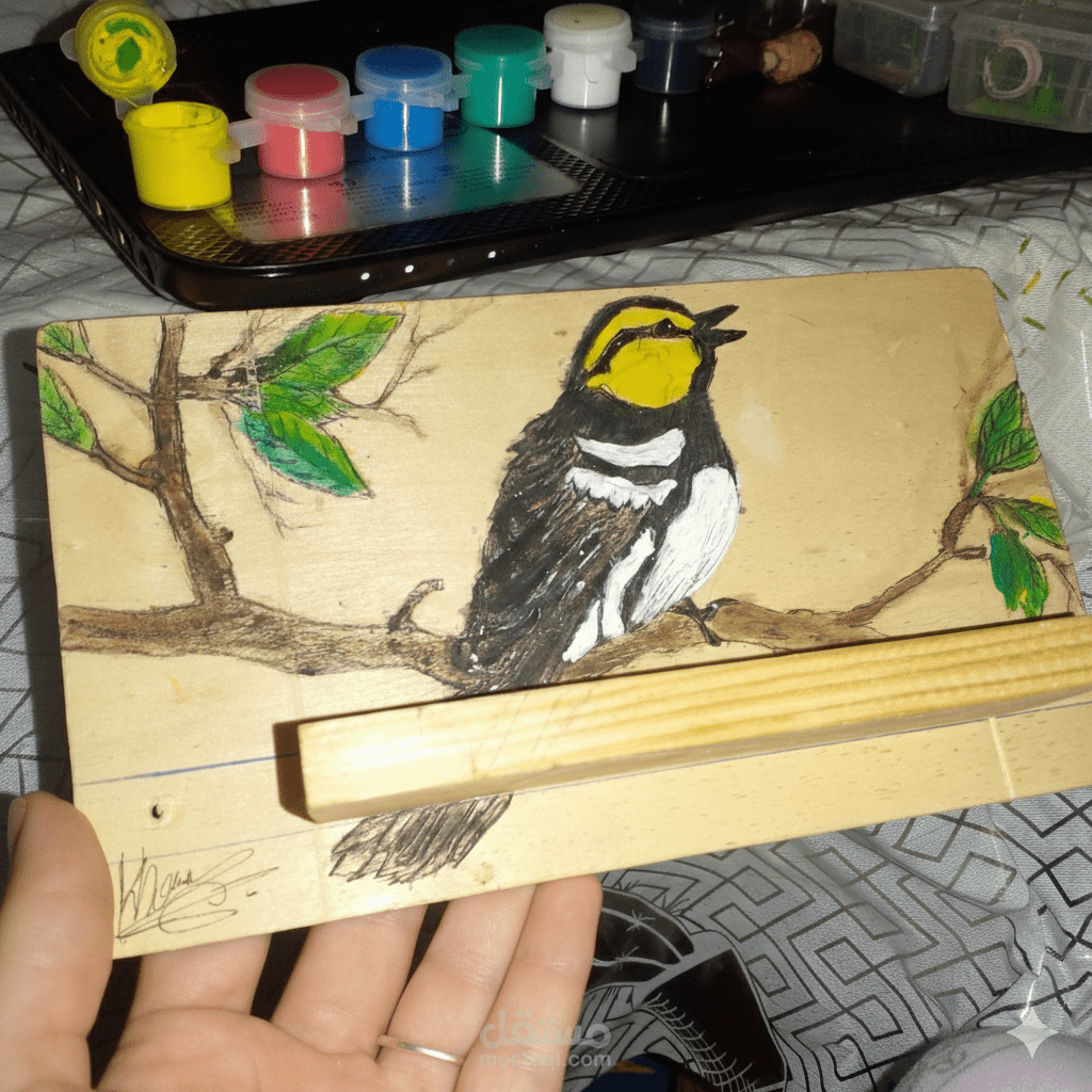 رسم يدوي لطائر على الخشب بأسلوب فني.