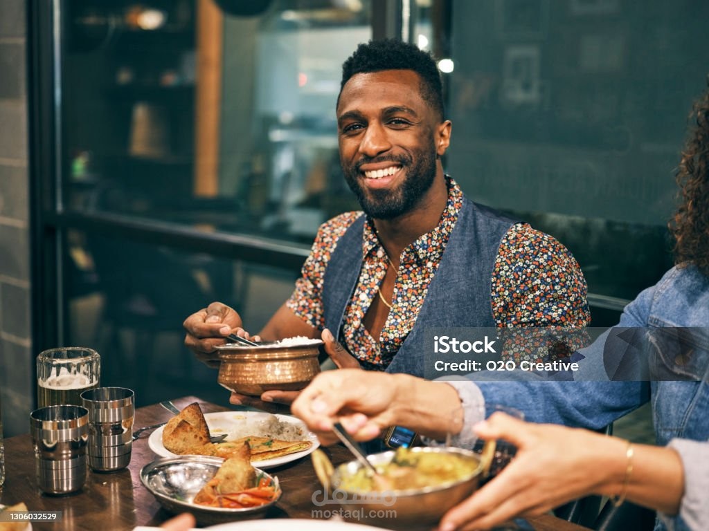 الأكل هو واحدة من أهم الأنشطة اليومية التي يقوم بها الإنسان للبقاء على قيد الحياة. يختلف الأكل عند الإنسان عن باقي الكا