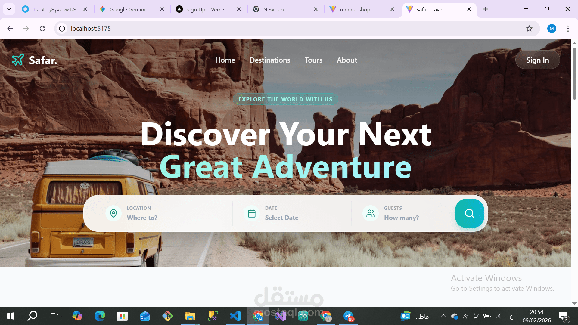 منصة حجز رحلات سياحية (Safar) بتصميم زجاجي عصري (Glassmorphism)