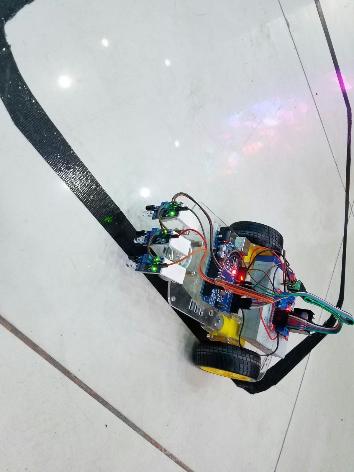 تصميم وتنفيذ روبوت سيارة ذكية باستخدام Arduino