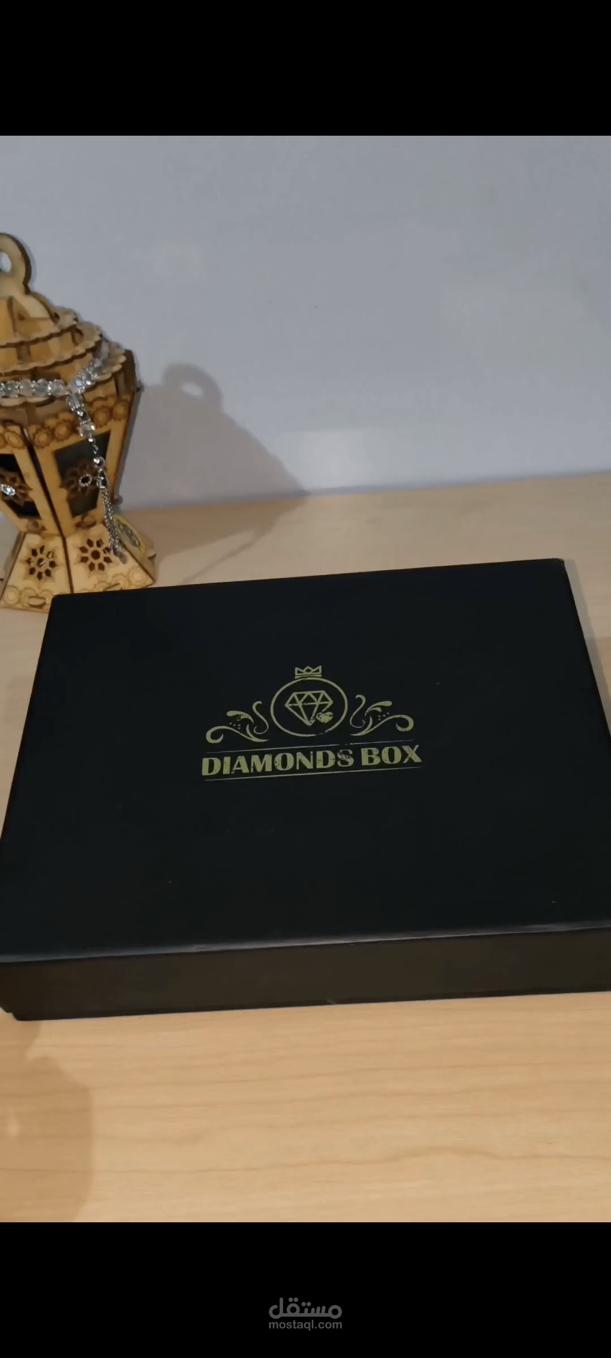 عمل unpoxing ل بوكس هدايا و توضيح الهدايا في الفيديو