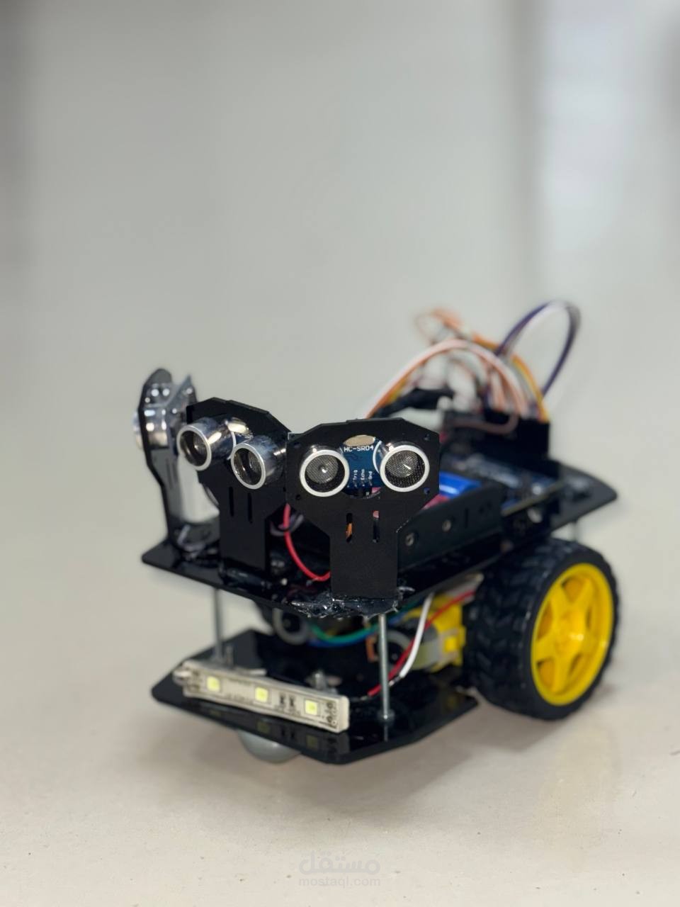 تطوير سيارة ذاتية الحركة لحل المتاهة باستخدام الحساسات والخوارزميات الذكية