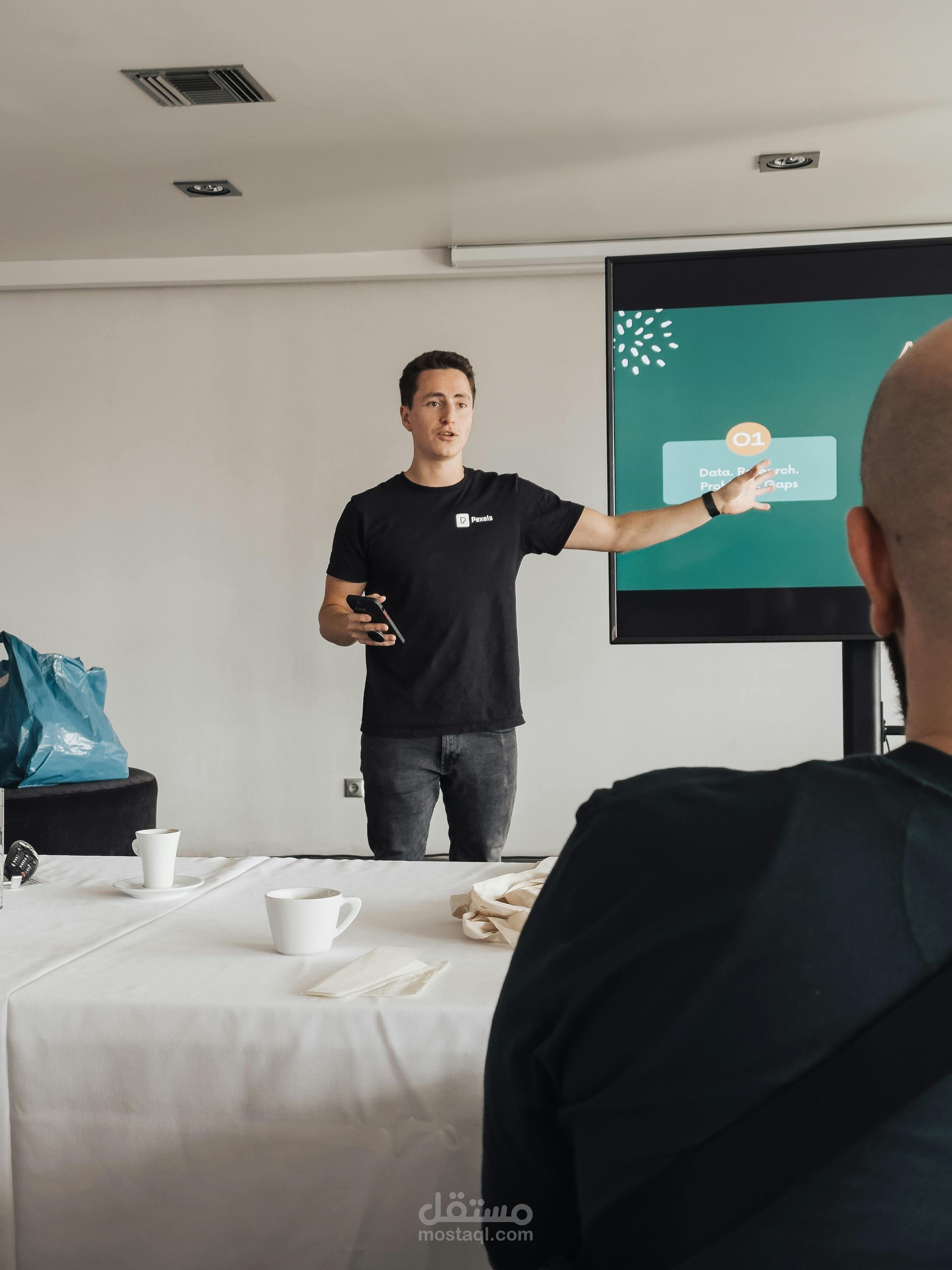 تصميم عرض تقديمي احترافي (PowerPoint) لمشروع ريادي