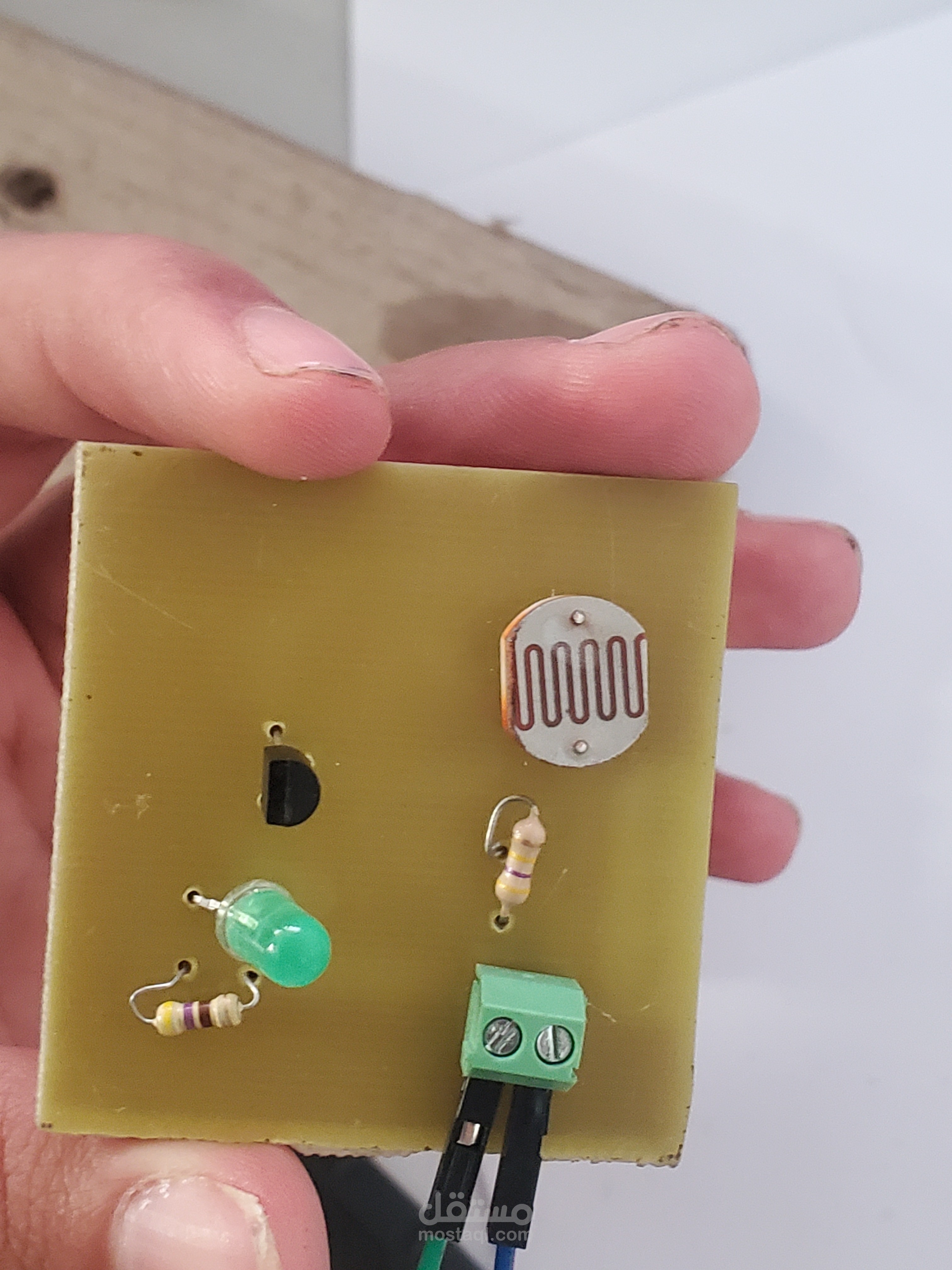 Automatic Light Detective مع تصميم PCB