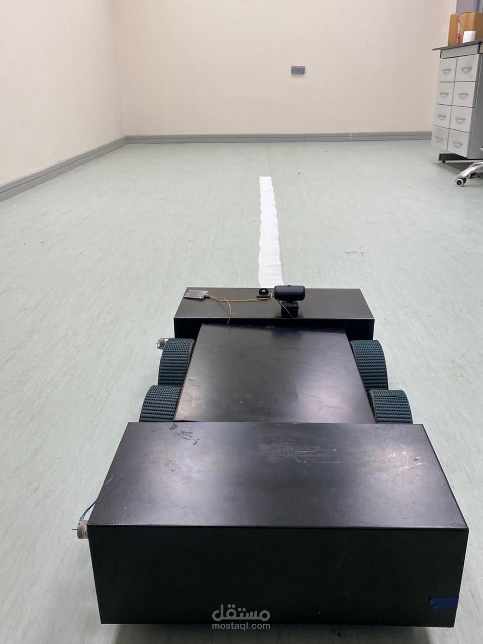 روبوت لتنظيف الألواح الشمسية باستخدام الرؤية الحاسوبية