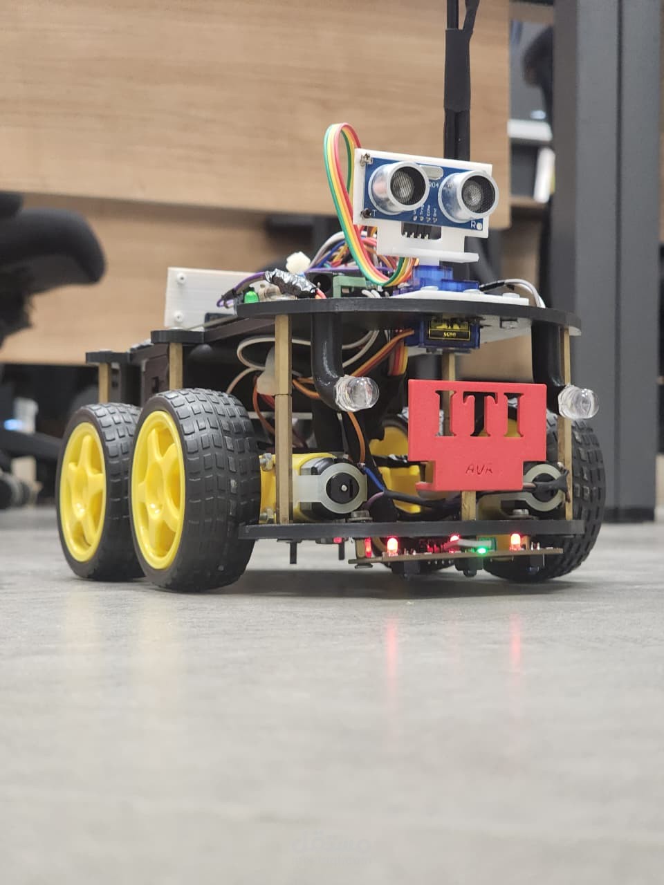 تطوير نظام تحكم متكامل لسيارة روبوتية ذكية (Embedded Systems - AVR)