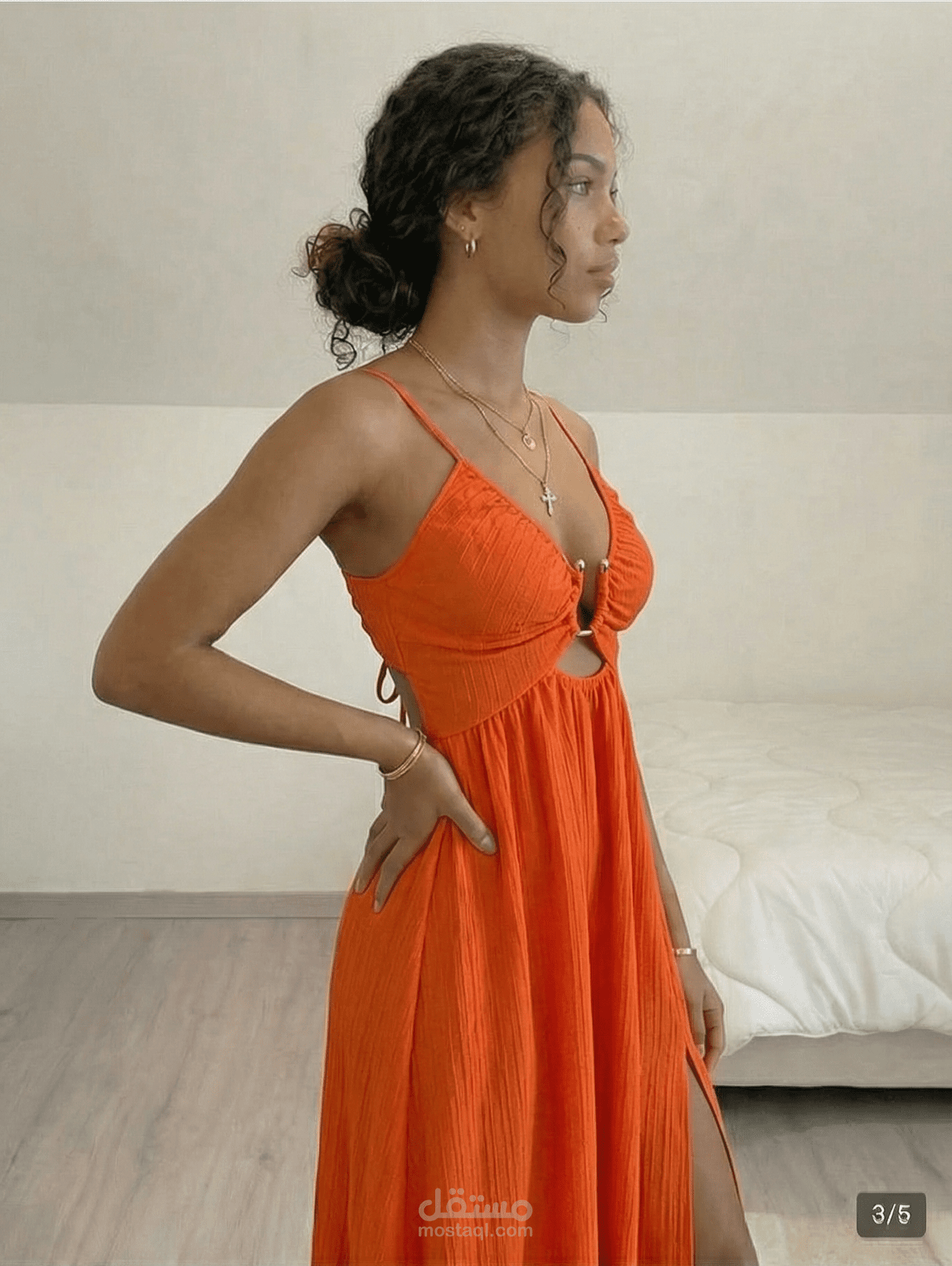 تصميم إعلان ملابس بالذكاء الاصطناعي