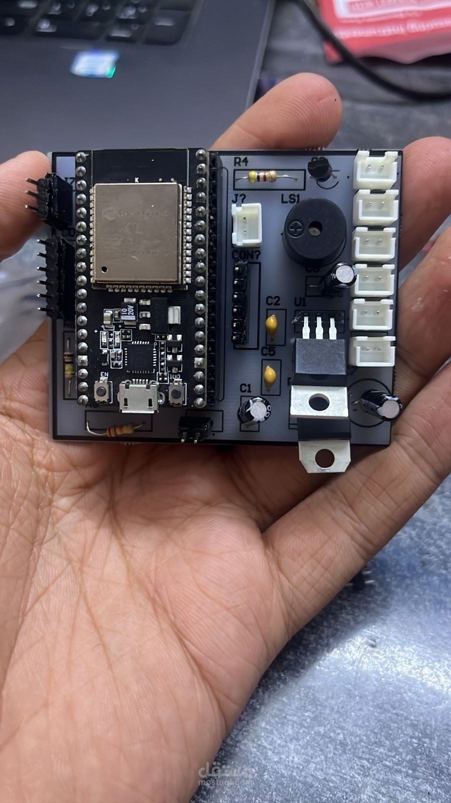 مشروع أنظمة مدمجة متعدد المستشعرات مع تصميم لوحة دائرة مطبوعة (PCB)