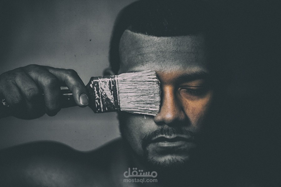 بين الحقيقة والقناع