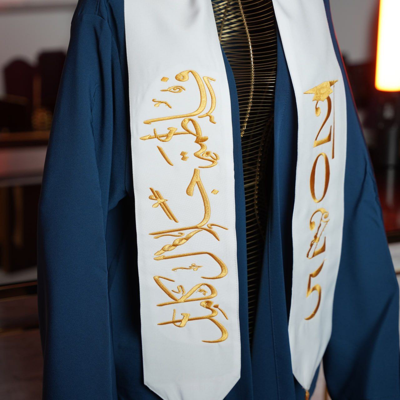 تصميم روب تخرج احترافي قابل للطباعة والتطريز
