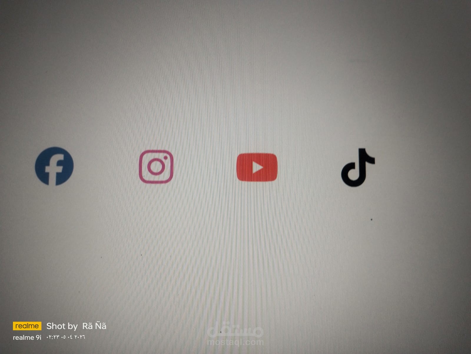 تصميم واجهة تواصل اجتماعى متفاعلة (Social Media Icons)
