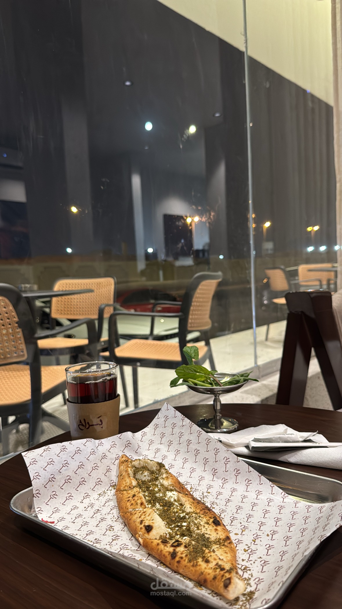 اعلان لمحل شاي وفطاير