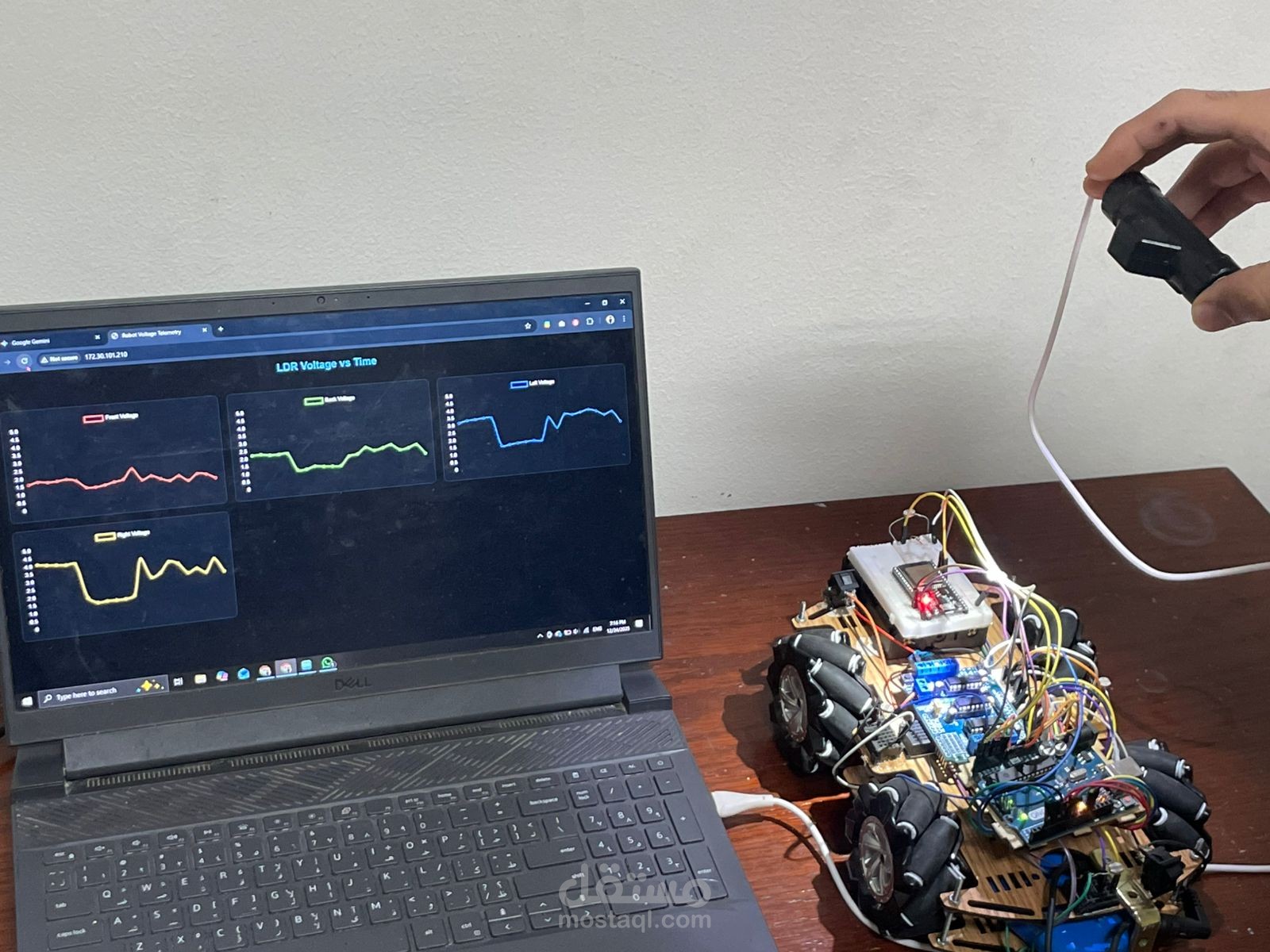 روبوت ذكي بنظام الملاحة الضوئية ومراقبة البيانات عبر الويب (IoT Light-Following Robot)