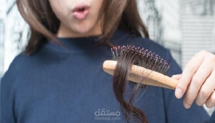 تساقط الشعر بعد الولادة: الأسباب ومتى يعود الشعر للنمو الطبيعي
