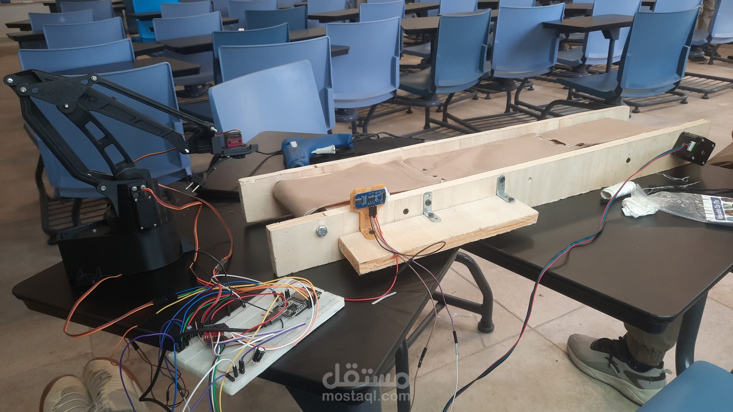 نموذج خط الإنتاج الذكي (Smart Mini-Production Line)