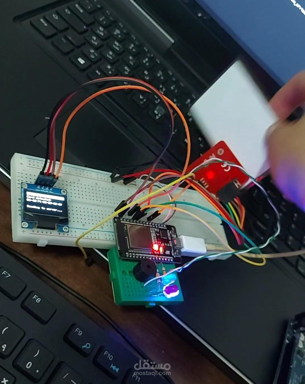 نظام ذكي مدمج لتسجيل الحضور والغياب الجامعي عبر الـ IoT