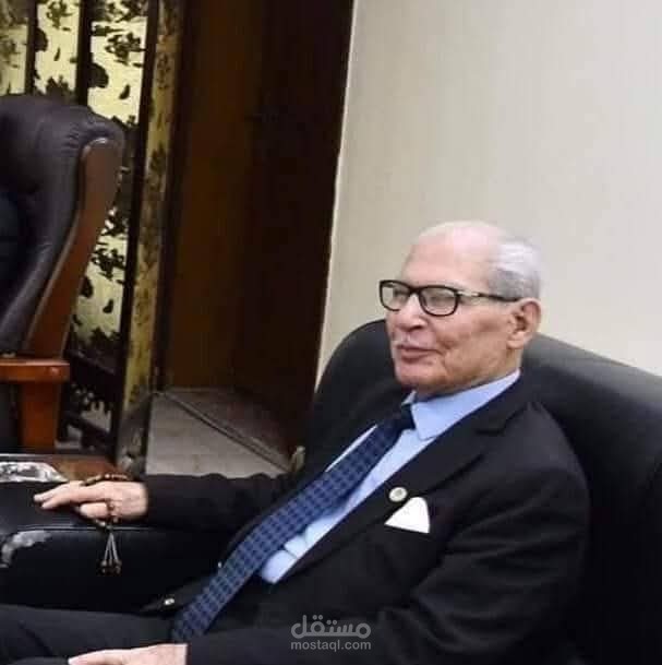 سيرة حياة الدكتور خاشع