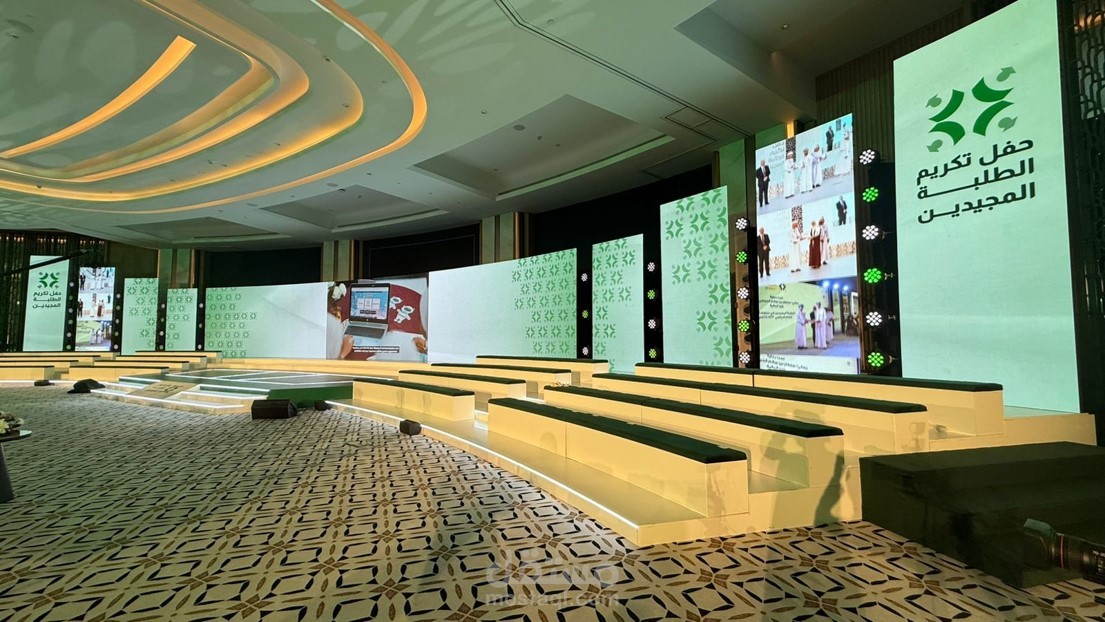 تصميمي لمسرح حفل تكريم الطلبة المجيدين في سلطنة عمان 2025