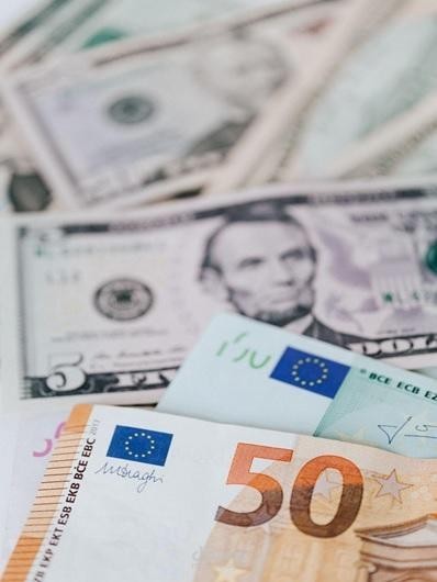 مقال : كيف يستفيد المستثمر المحترف من التقويم الاقتصادي ؟