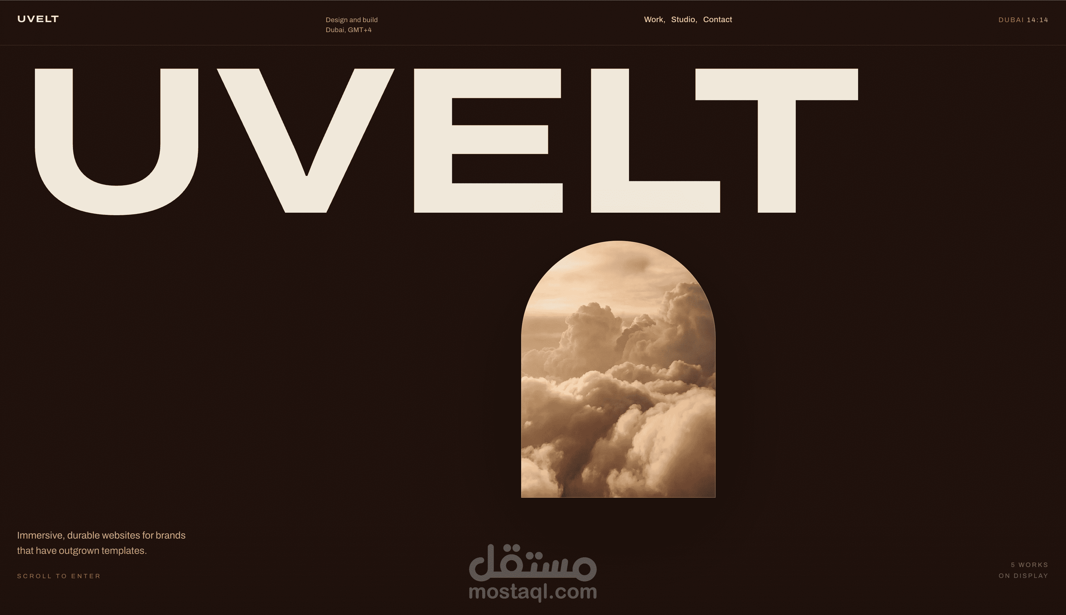 موقع استوديو Uvelt، تصميم وبناء تجربة بصرية غامرة