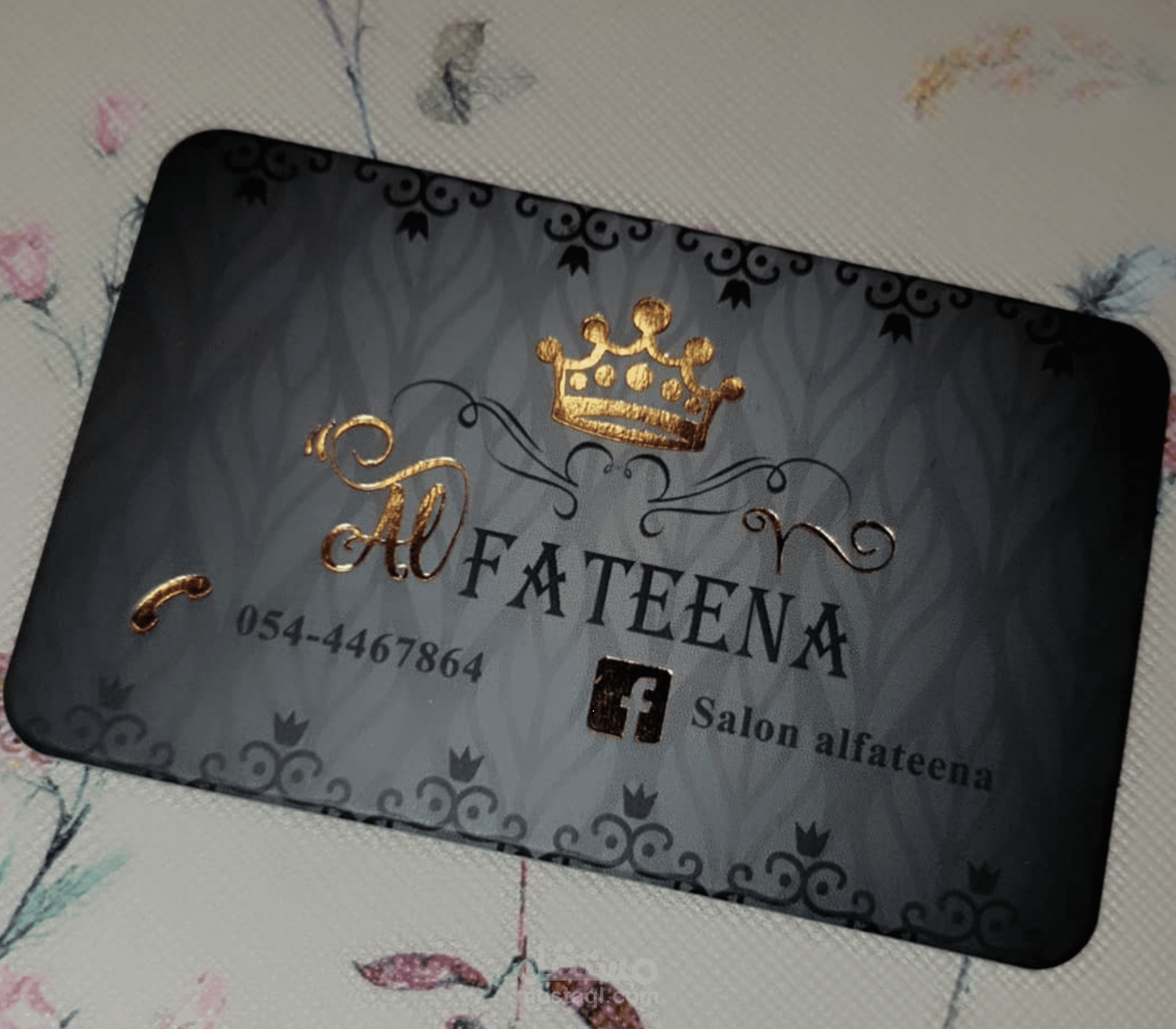 تصميم هويه لصاحبه صالون نسائي يشمل شعار وبطاقه عمل٠٠ترتكز الفكره على الاتجاه الكلاسيكي الراقي مع الالوان الاسود الرمادي والذهبي..بطاقه العمل تحتوي على ورق ذهبي لامع  لانطباع فخم جداً