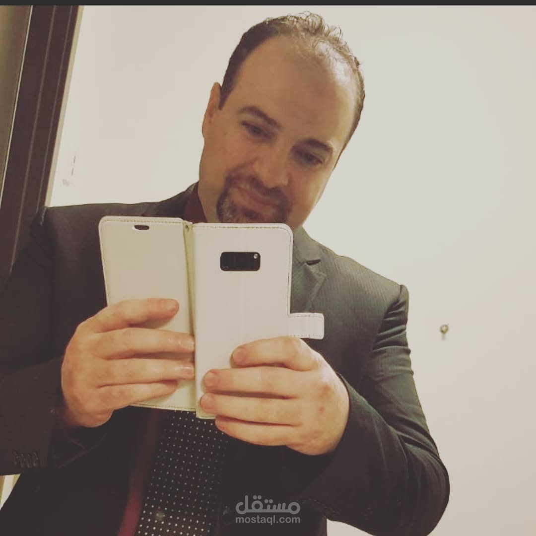 متخصص في التعليق الصوتي لمئات البرامج الوثائقية والإخبارية والاجتماعية