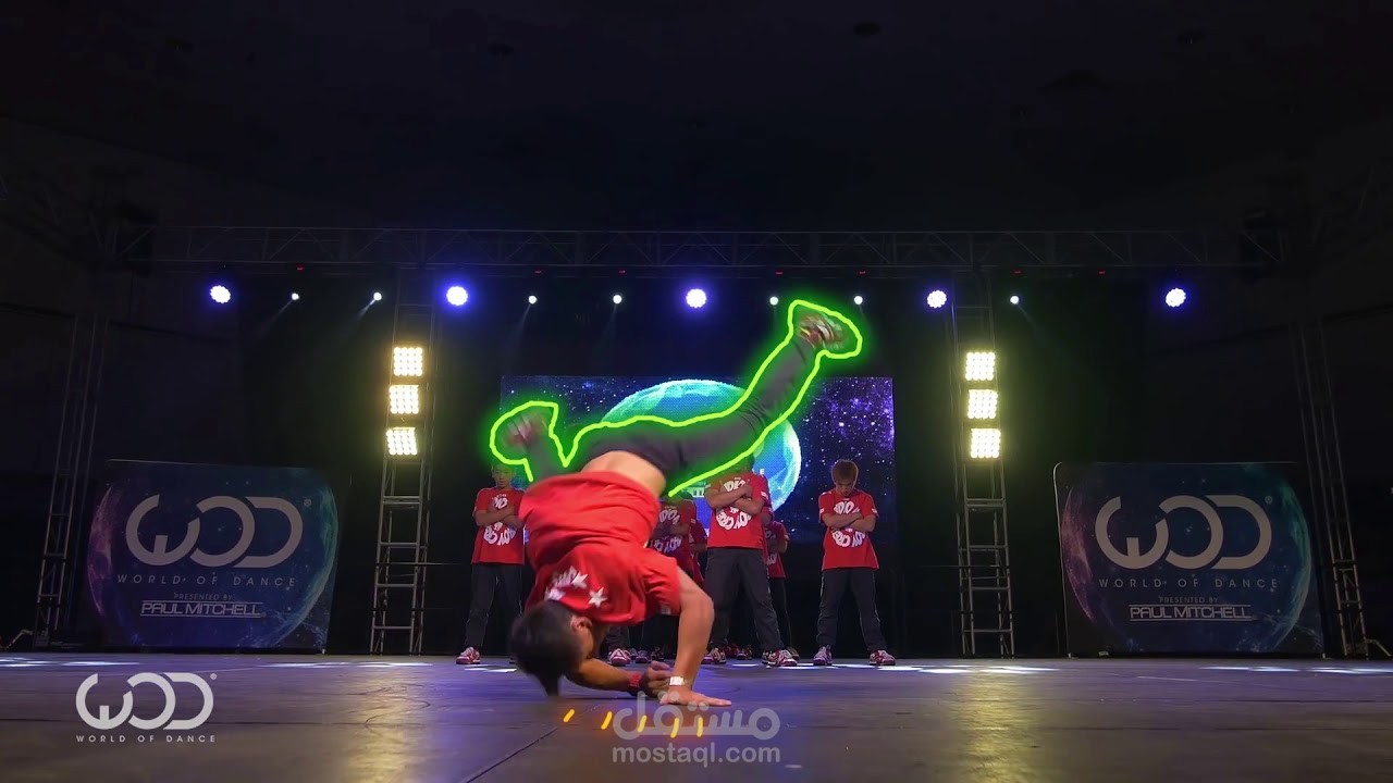 تأثير الاضاءة علي رقصة لفنان في برنامج للمواهب Neon Dance effect