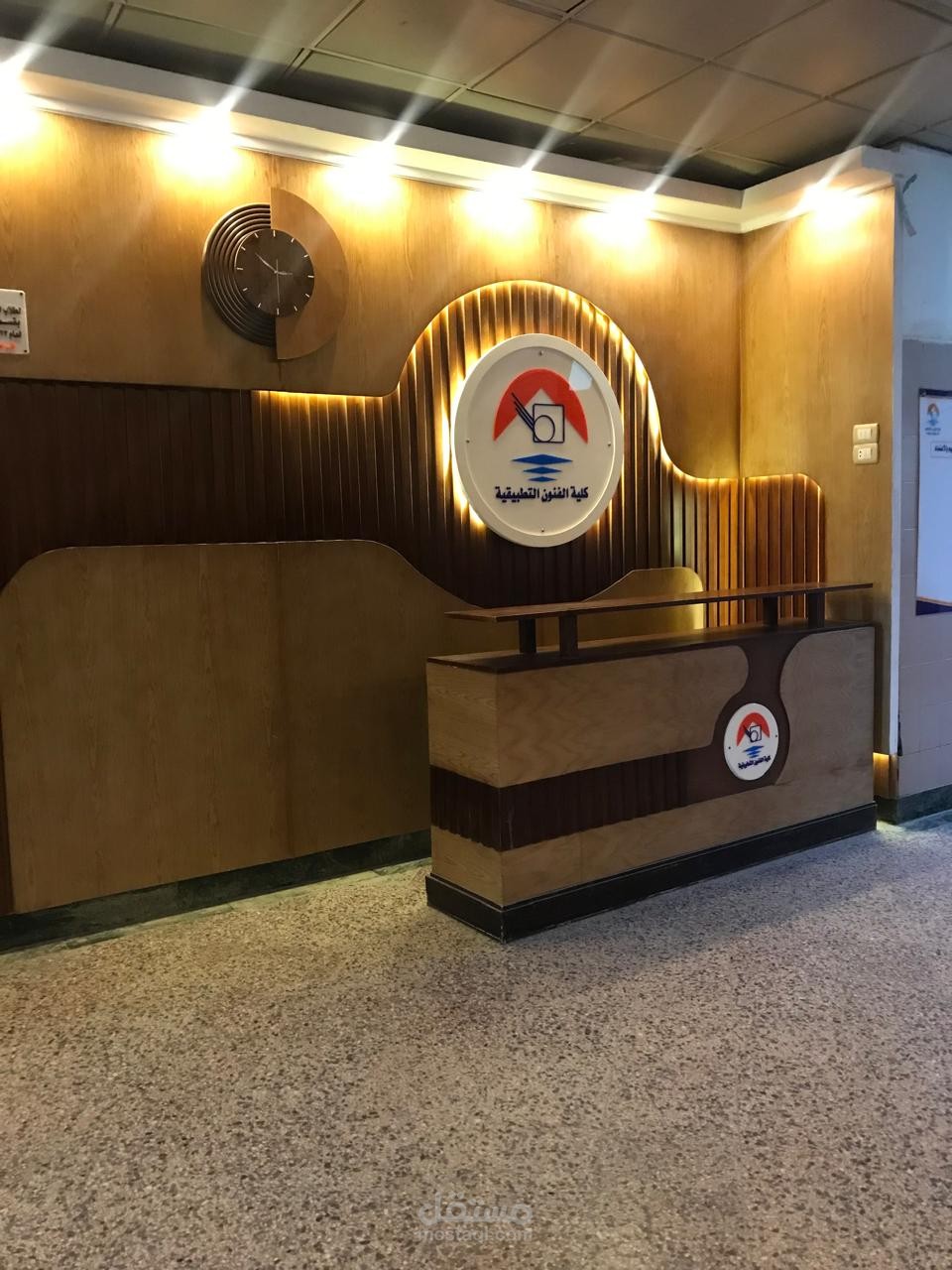 تصميم وتنفيذ تجديدي لمبنى كلية باستخدام التصميم الدائري وتجاليد خشبية