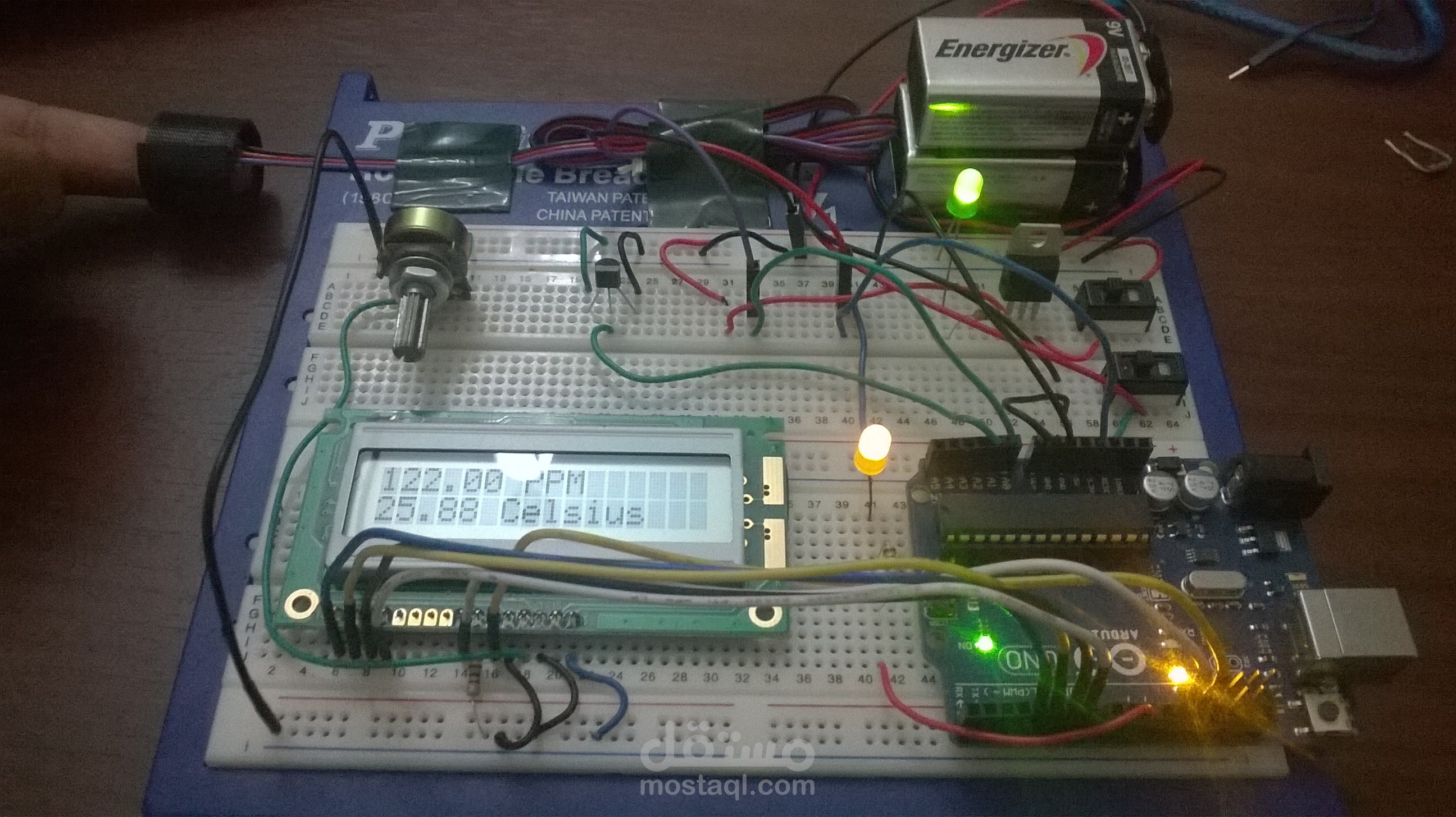 جهاز لقياس دقات القلب و درجه الحراره الخارجيه