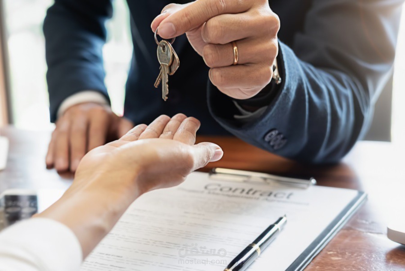 نشاط تأجير و بيع العقارات و إدارة الأملاك