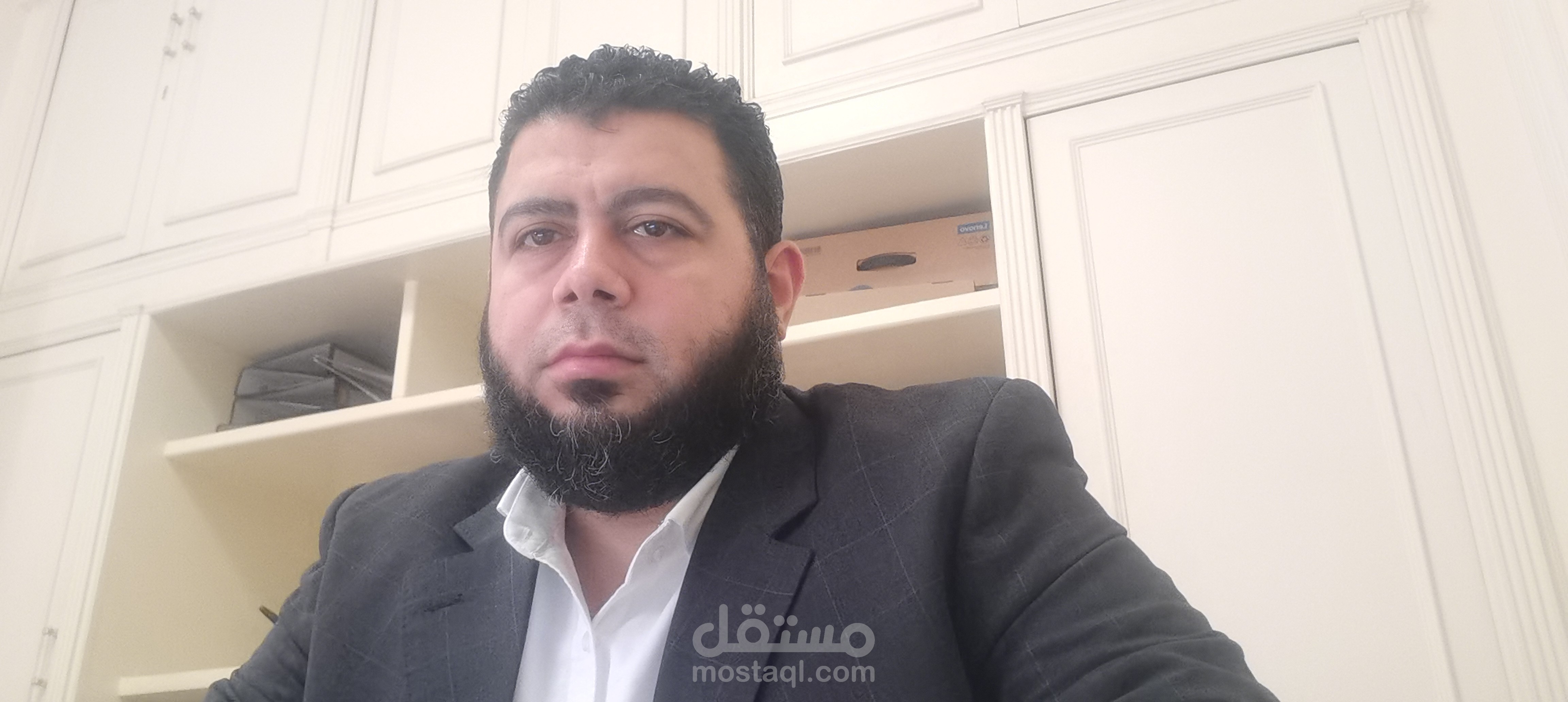 رئيس حسابات مؤسسة ايدينا مع بعض