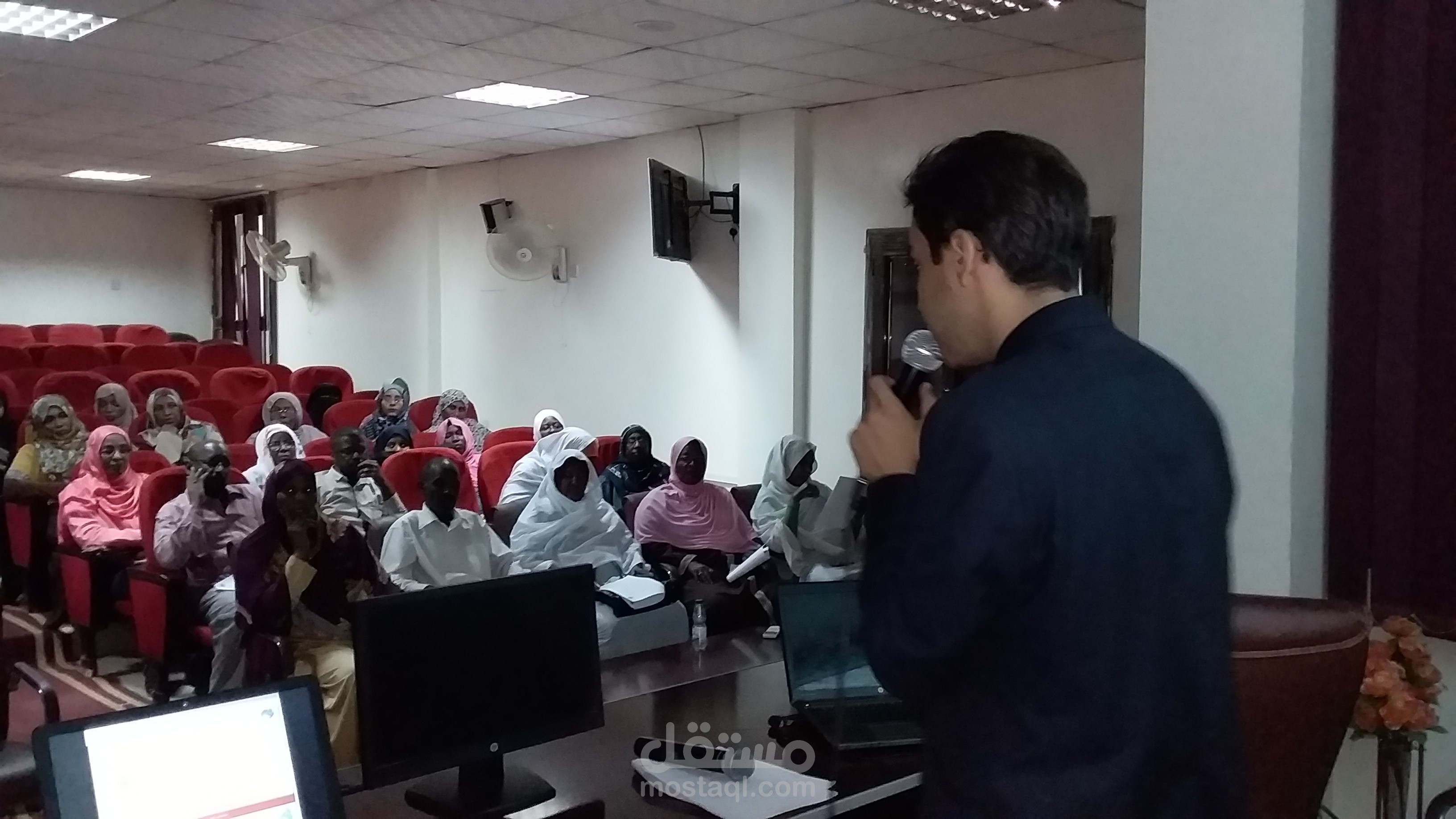 تقديم دورة " إحترف العمل الإداري " في وزارة الثروة الحيوانية في السودان