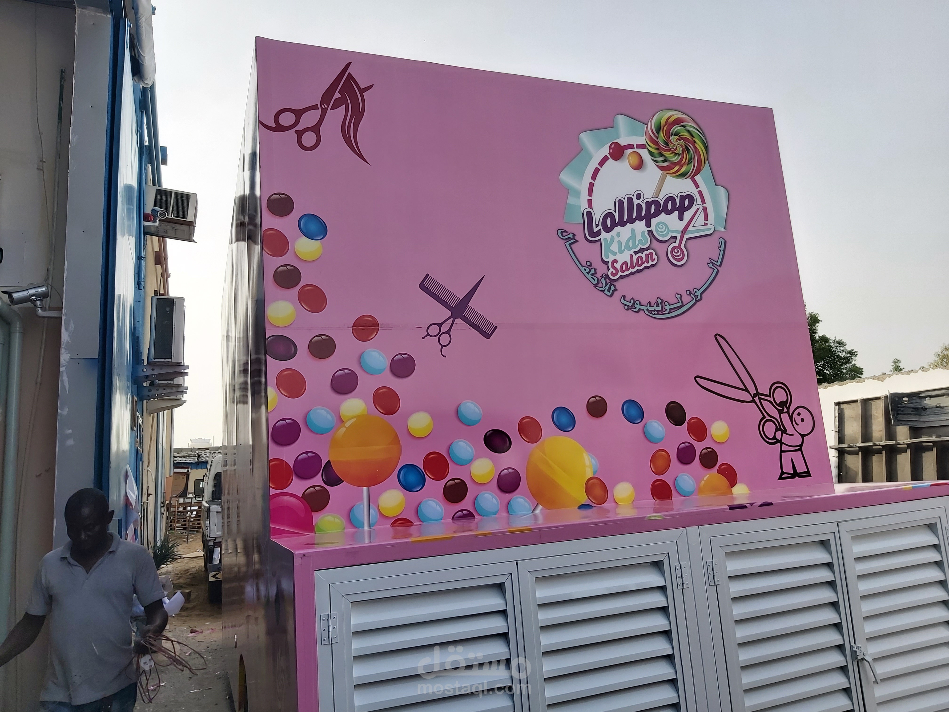 تصميم وتنفيذ طاولات خشبية- تصميم وطباعة ستيكرات سيارات