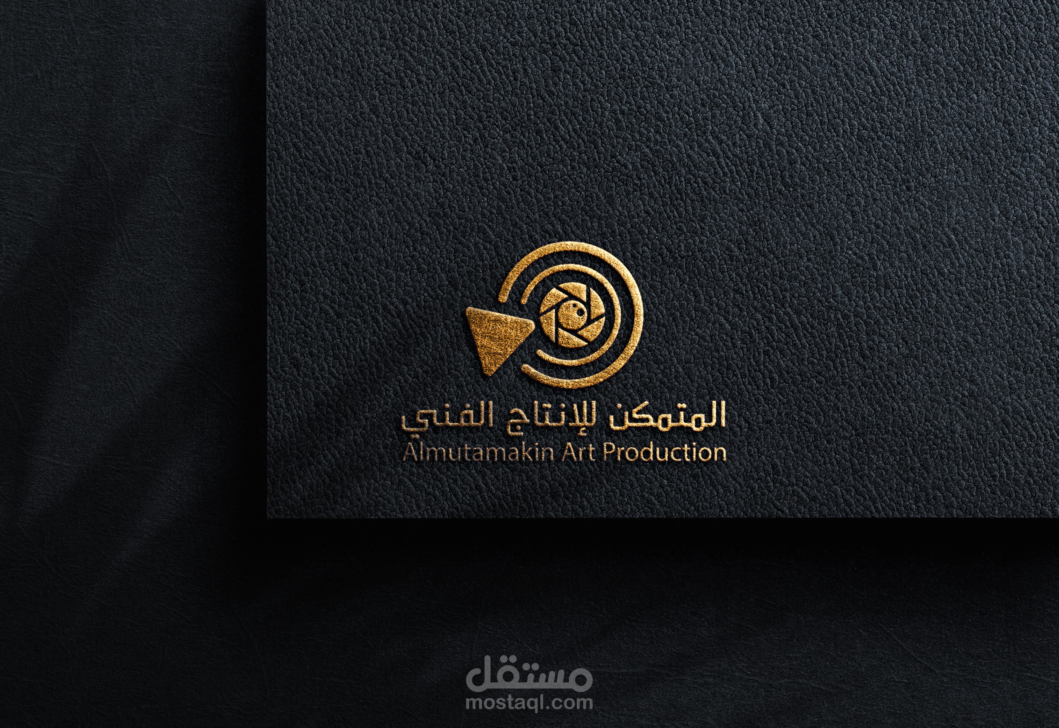 تصميم شعار المتمكن للإنتاج الفني