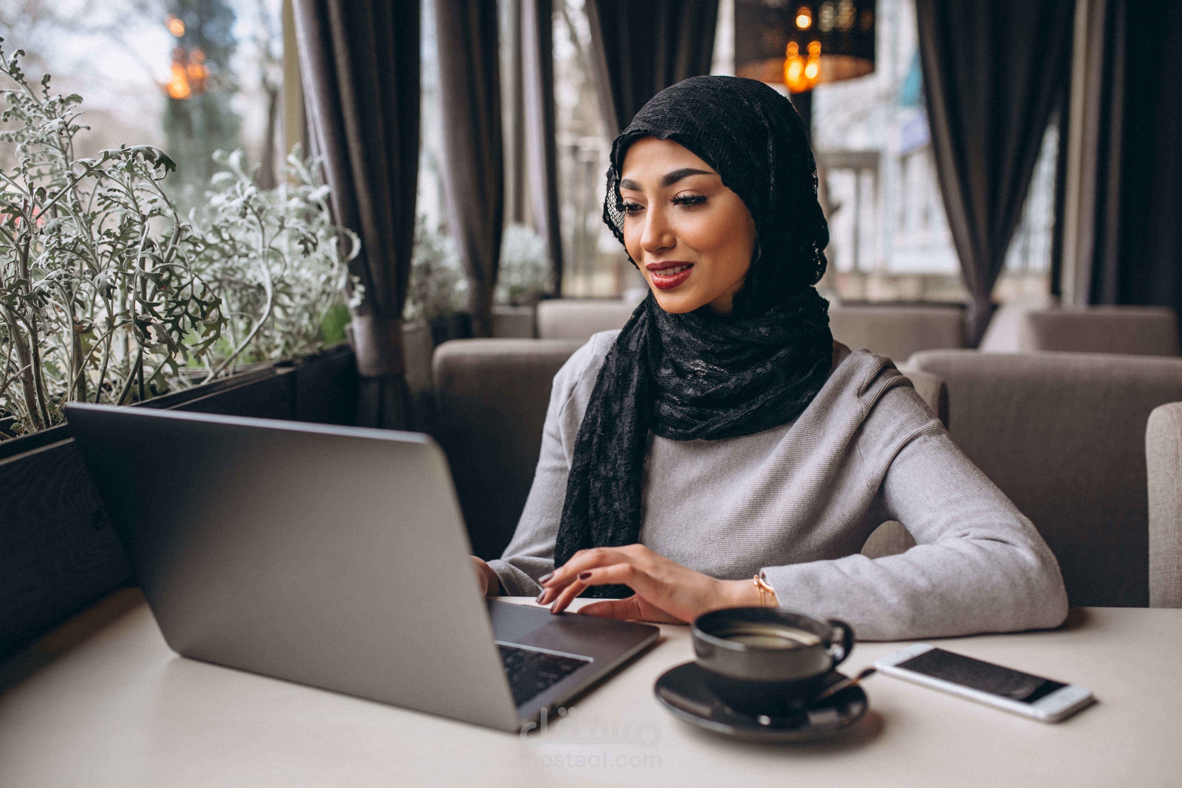 مشرفة وسائل التواصل الاجتماعي / الرد على استفسارات العملاء