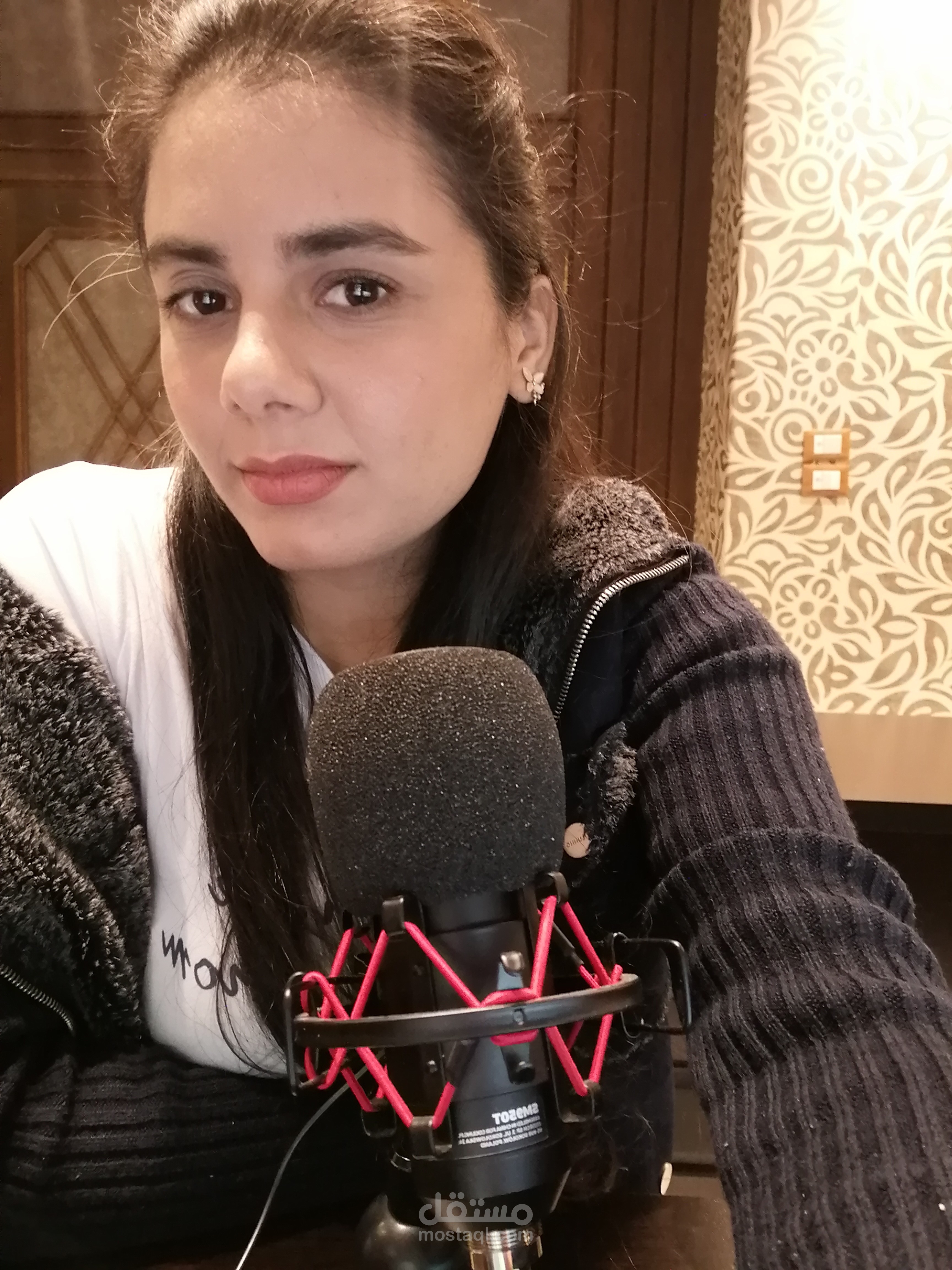 تعليق صوتي بنمط إخباري